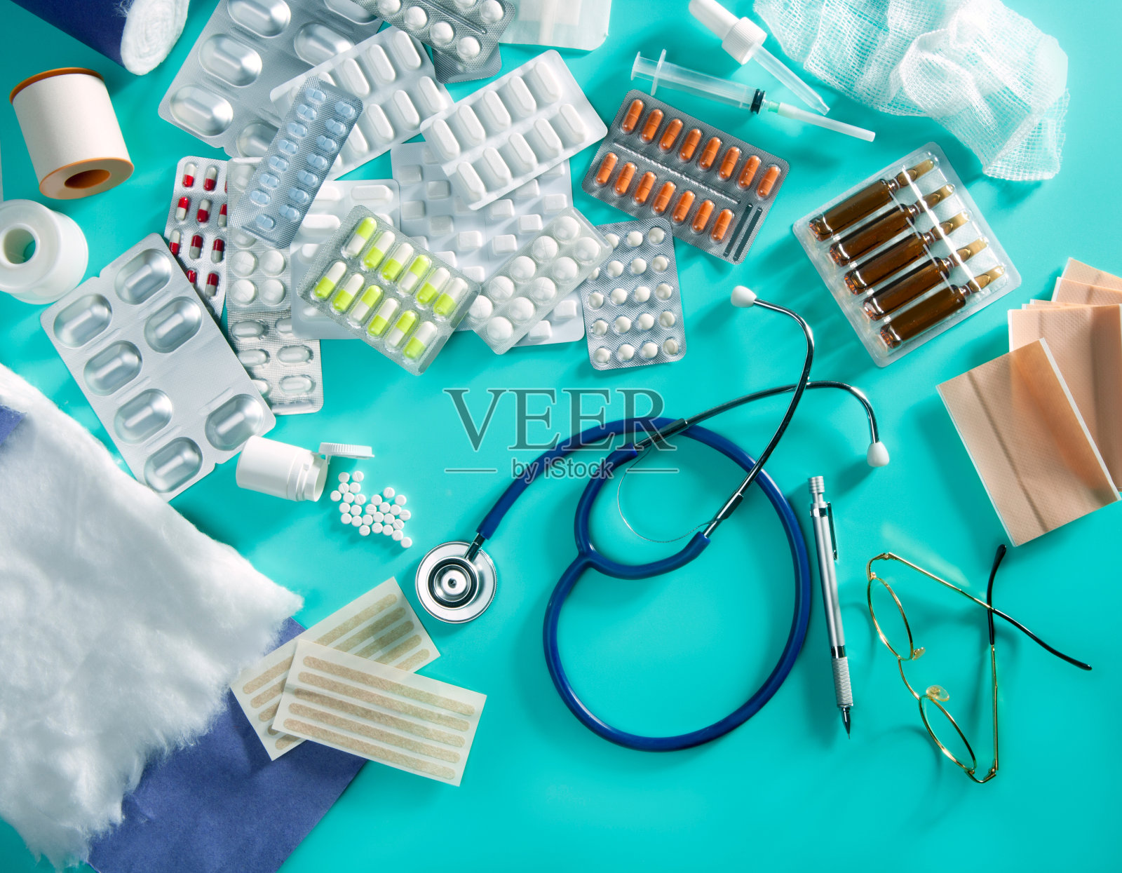 水泡药,医生桌子,药品,听诊器照片摄影图片