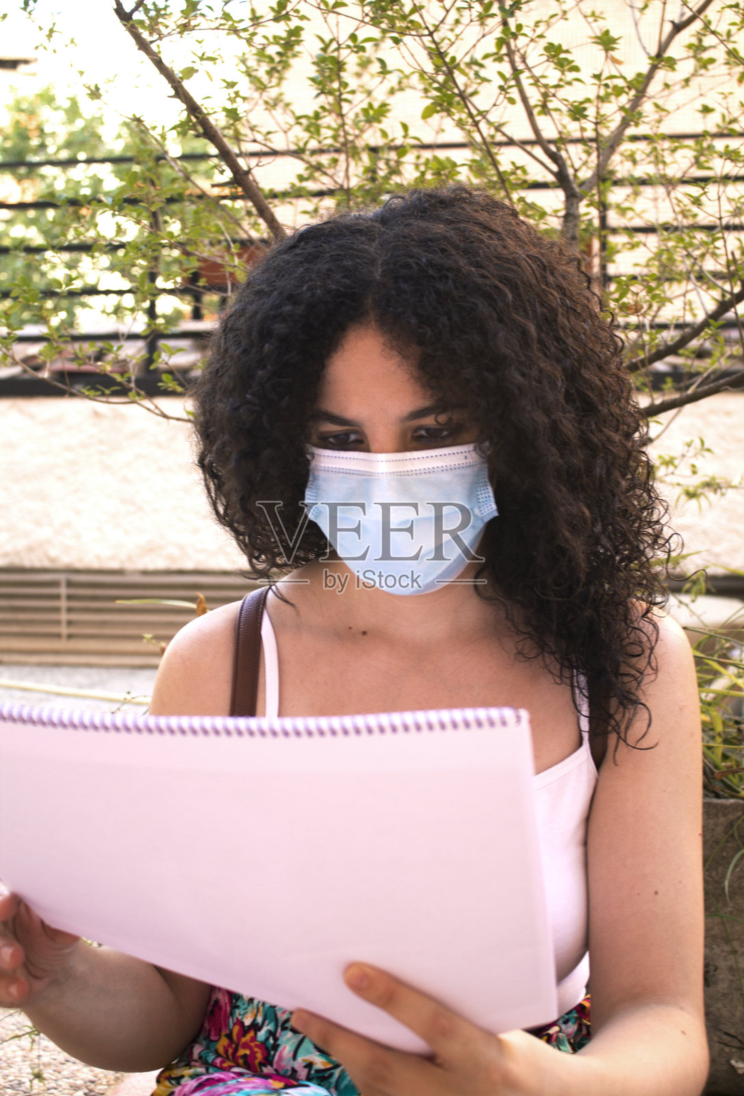 一个女人坐在街上读文件照片摄影图片