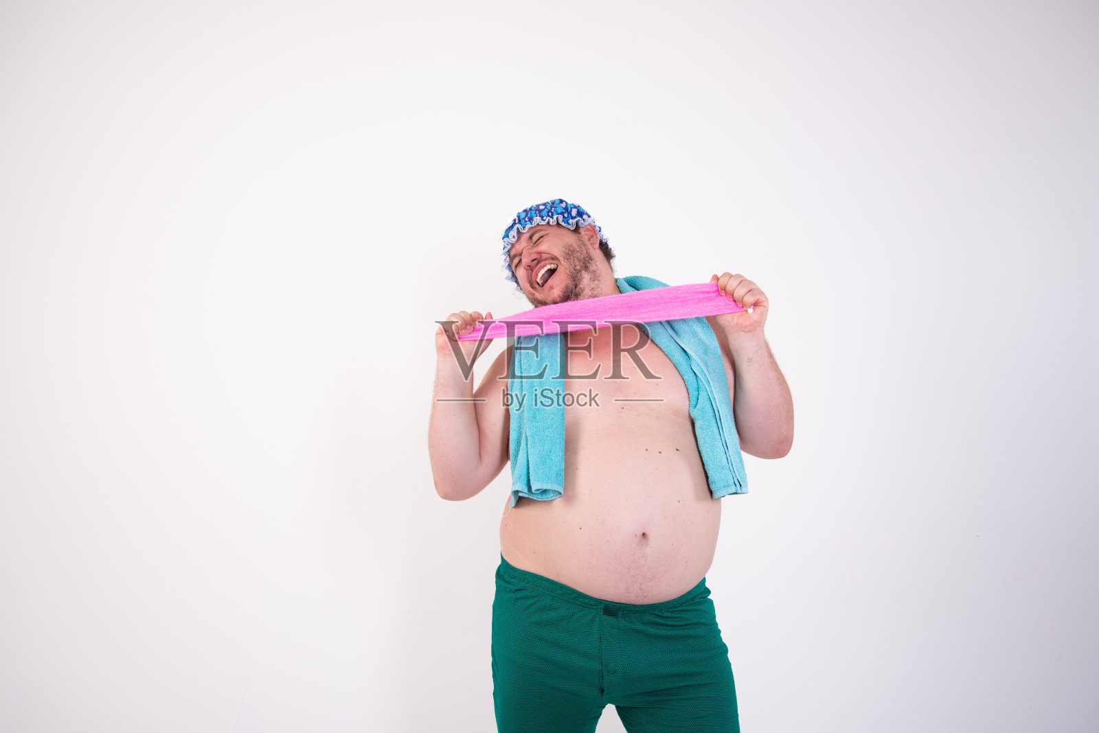 搞笑的胖子在洗澡。照片摄影图片