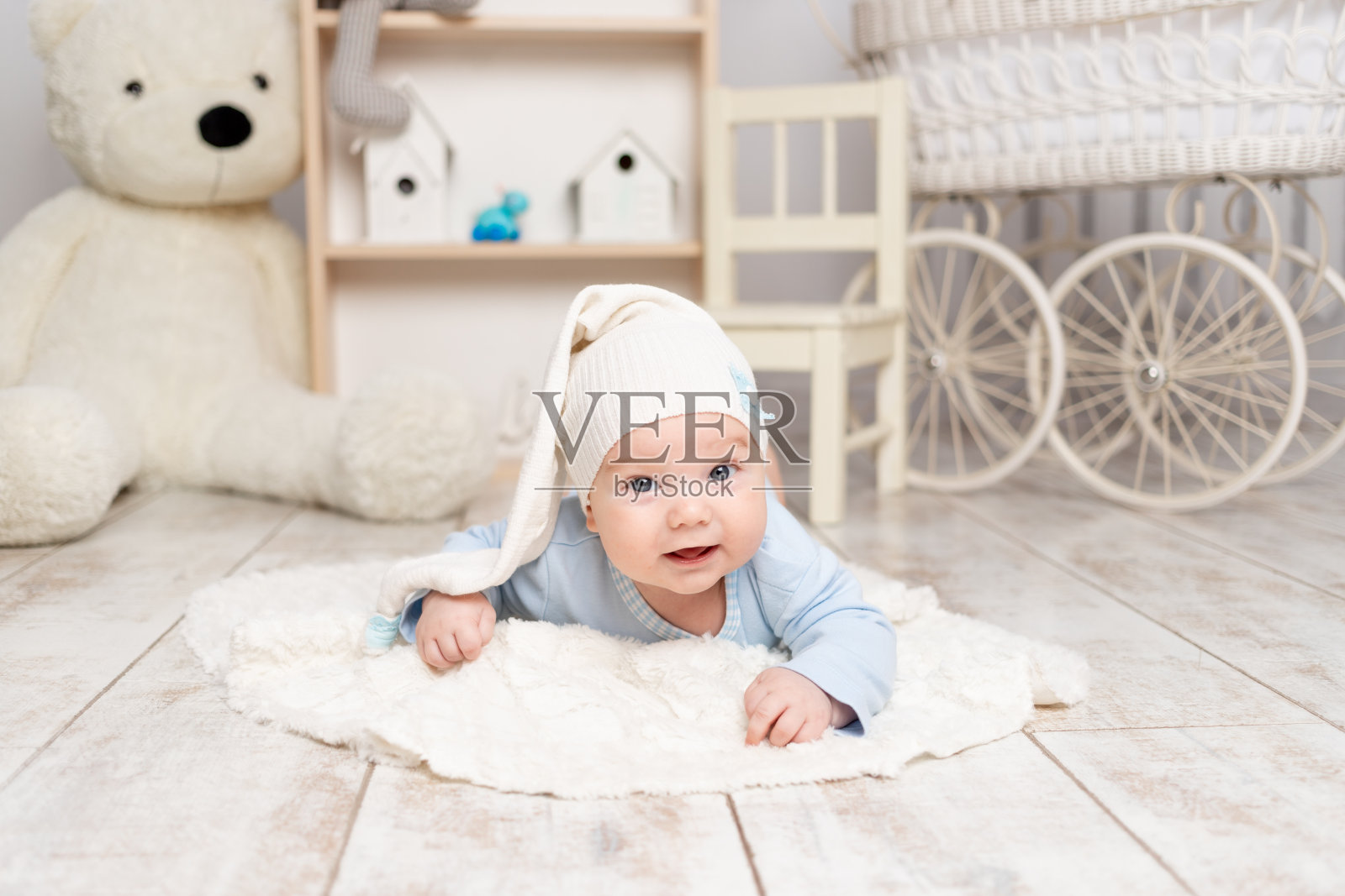 宝宝躺在家里孩子的房间里,带着玩具、发展理念和游戏照片摄影图片