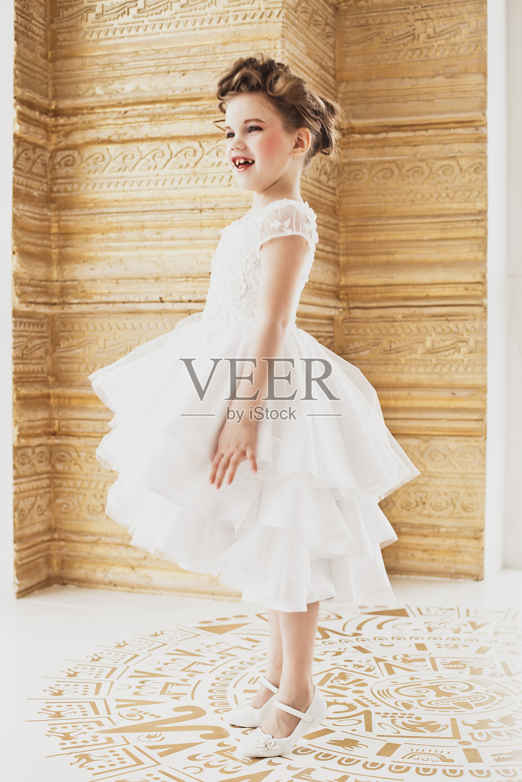 金发的小女孩穿着白色的裙子照片摄影图片