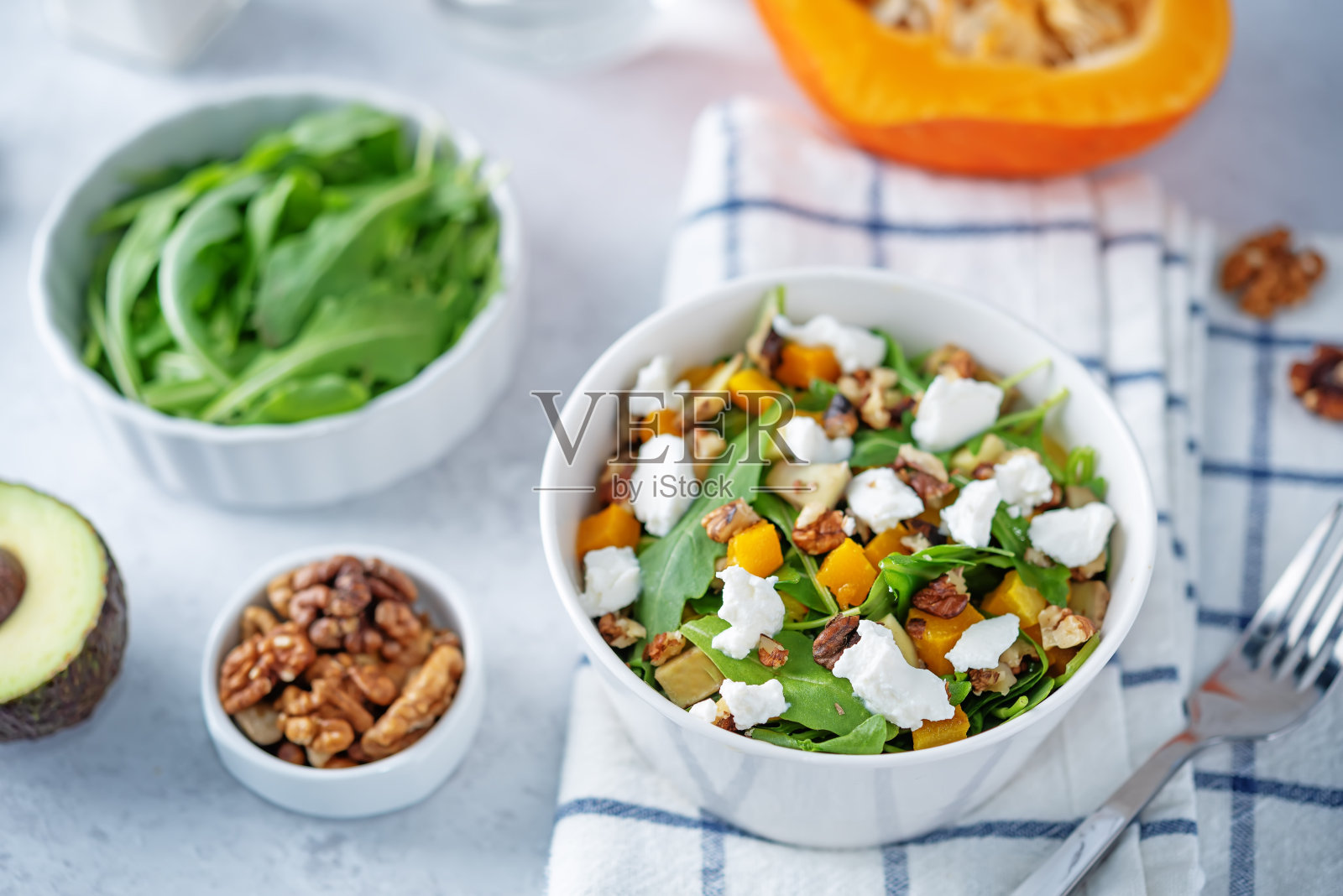 烤南瓜牛油果芝麻菜山羊奶酪沙拉盘照片摄影图片