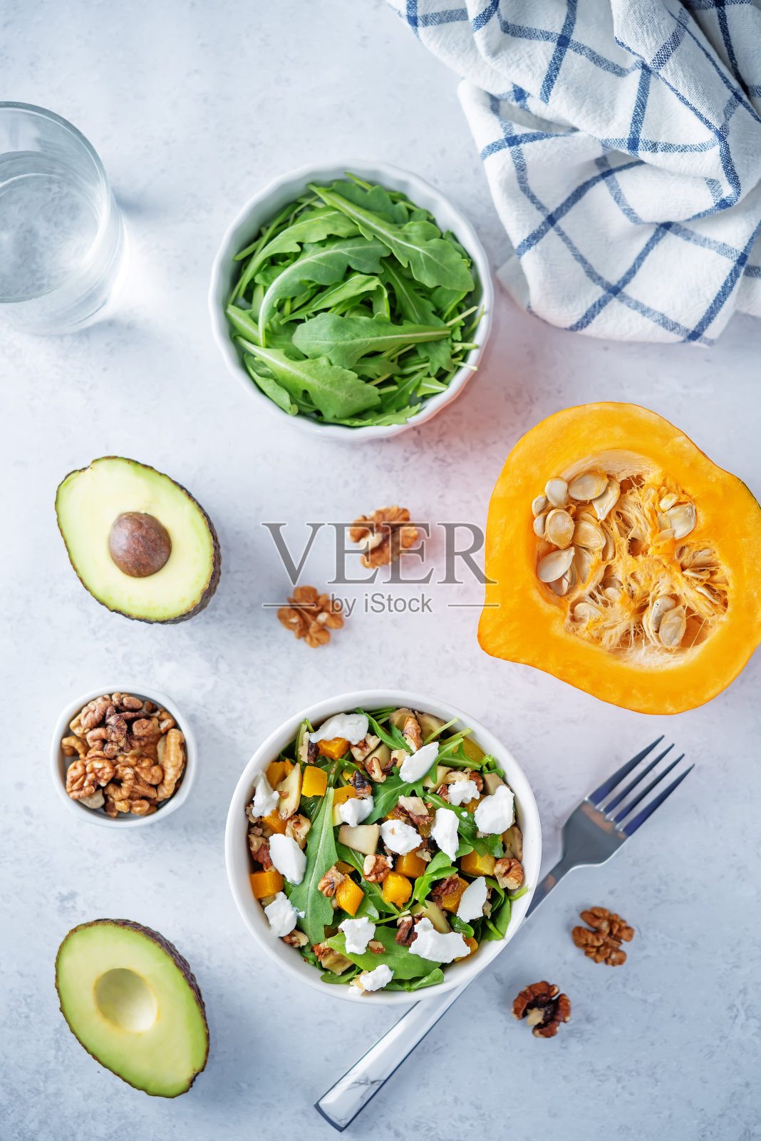 烤南瓜牛油果芝麻菜山羊奶酪沙拉盘照片摄影图片