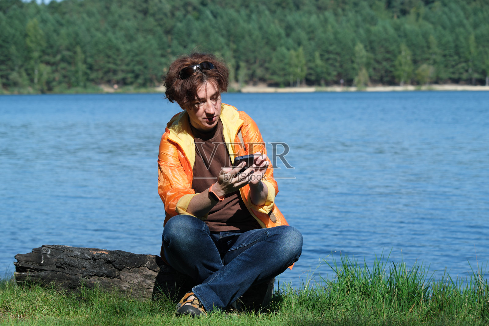 背包客正在使用GPS移动应用程序照片摄影图片