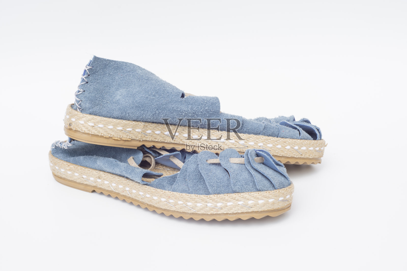 一双手工制作的皮凉鞋照片摄影图片