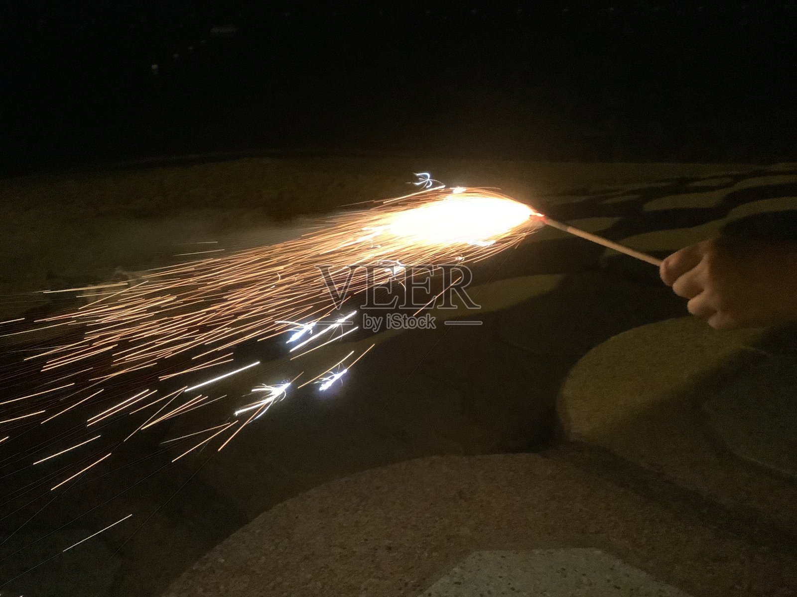 夏日沙滩上的手持烟花照片摄影图片