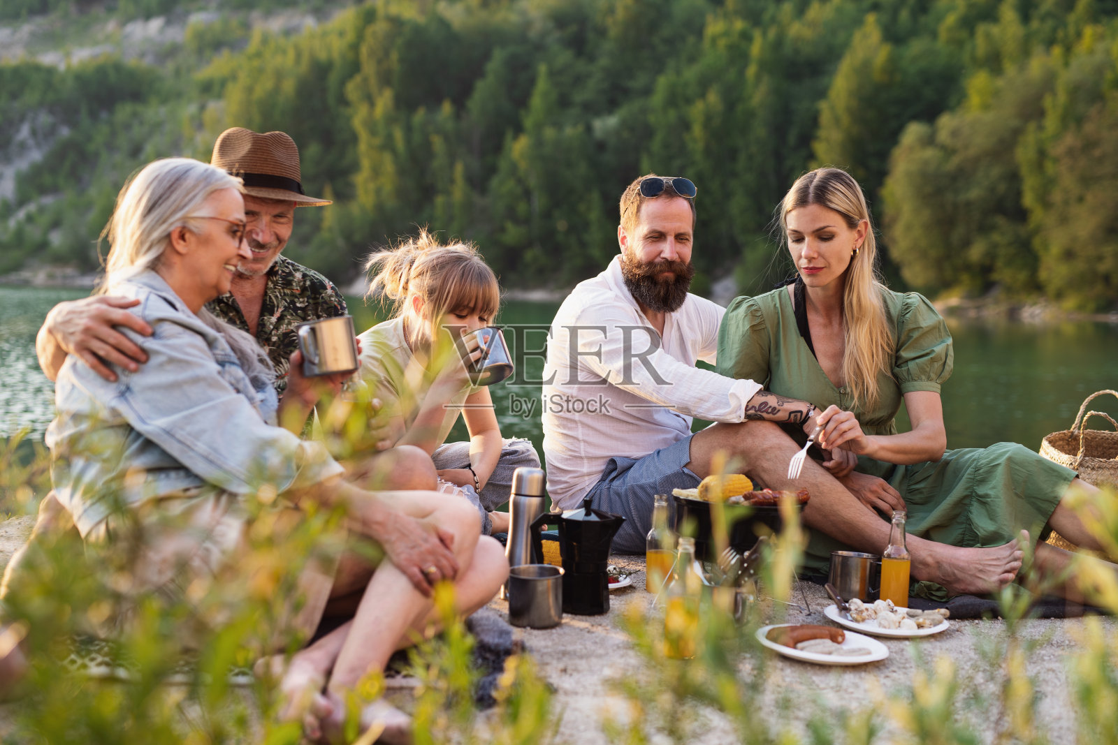 多代同堂的家庭暑假出游,湖边烧烤。照片摄影图片