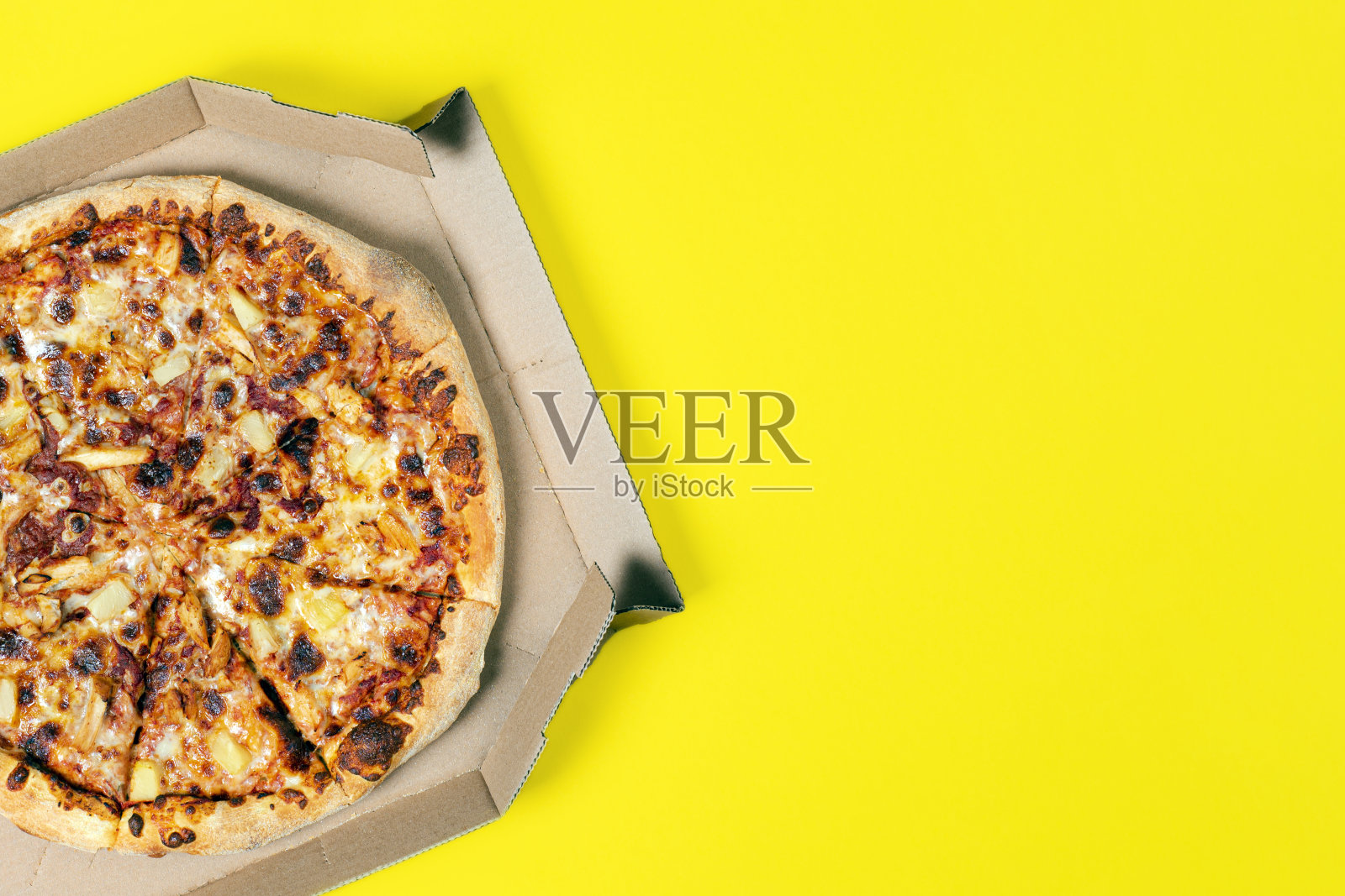 美味的夏威夷披萨在一个盒子孤立的黄色顶视图上的paperoni披萨。意大利美食概念,街头小吃,快餐,速食。带有复制空间的横幅。照片摄影图片
