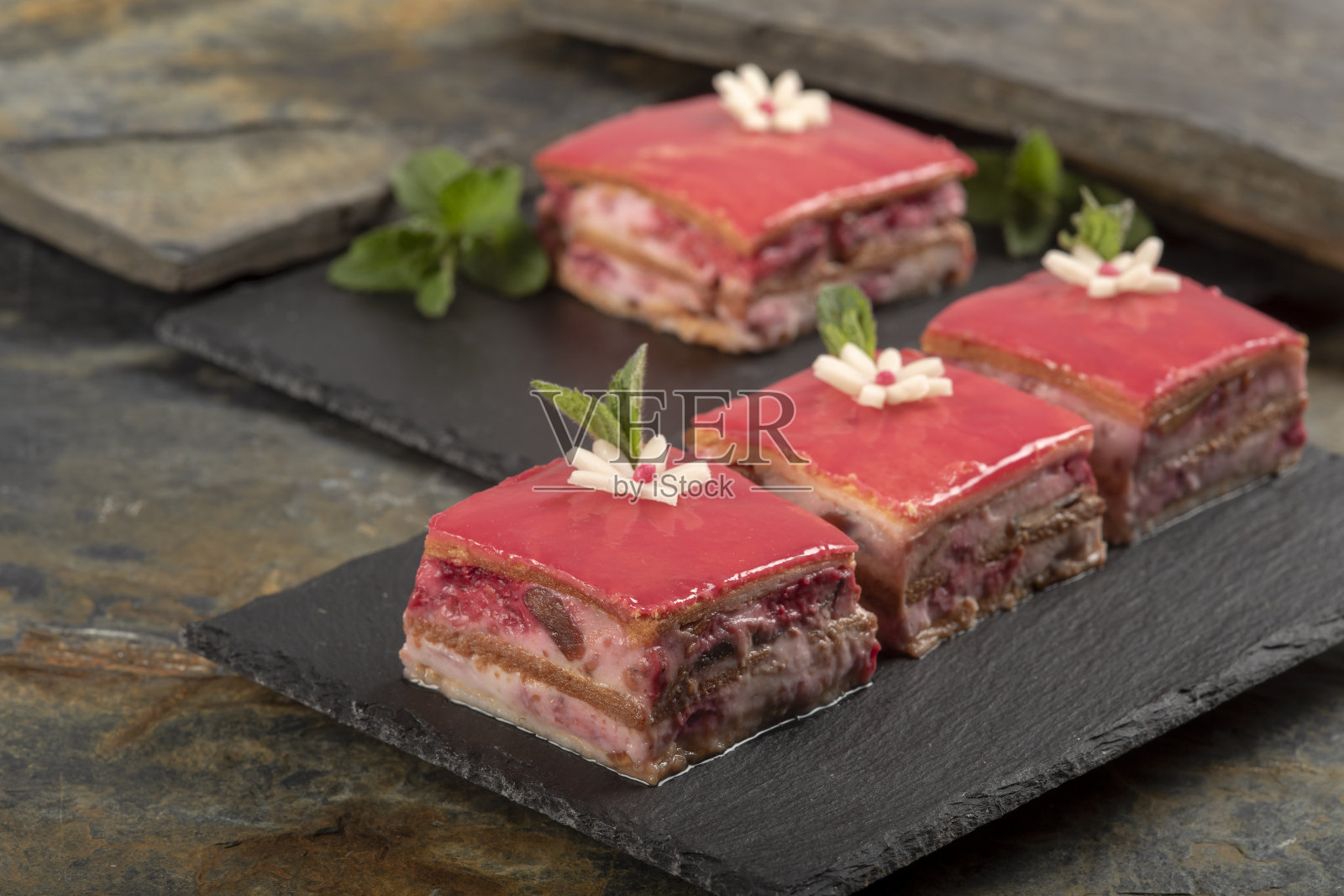 自制的蛋糕,用粉红色的釉料和杏仁糖花装饰。照片摄影图片