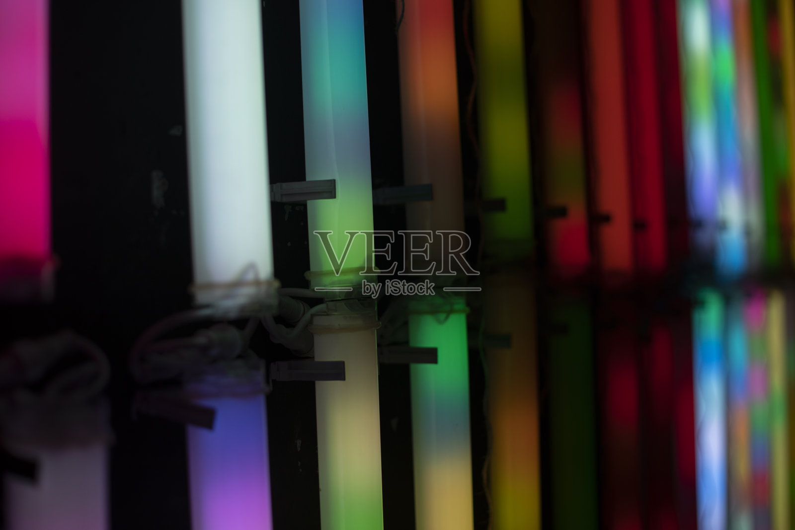 颜色的RGB灯。黑暗中荧光灯发出的各种颜色的光芒。照片摄影图片