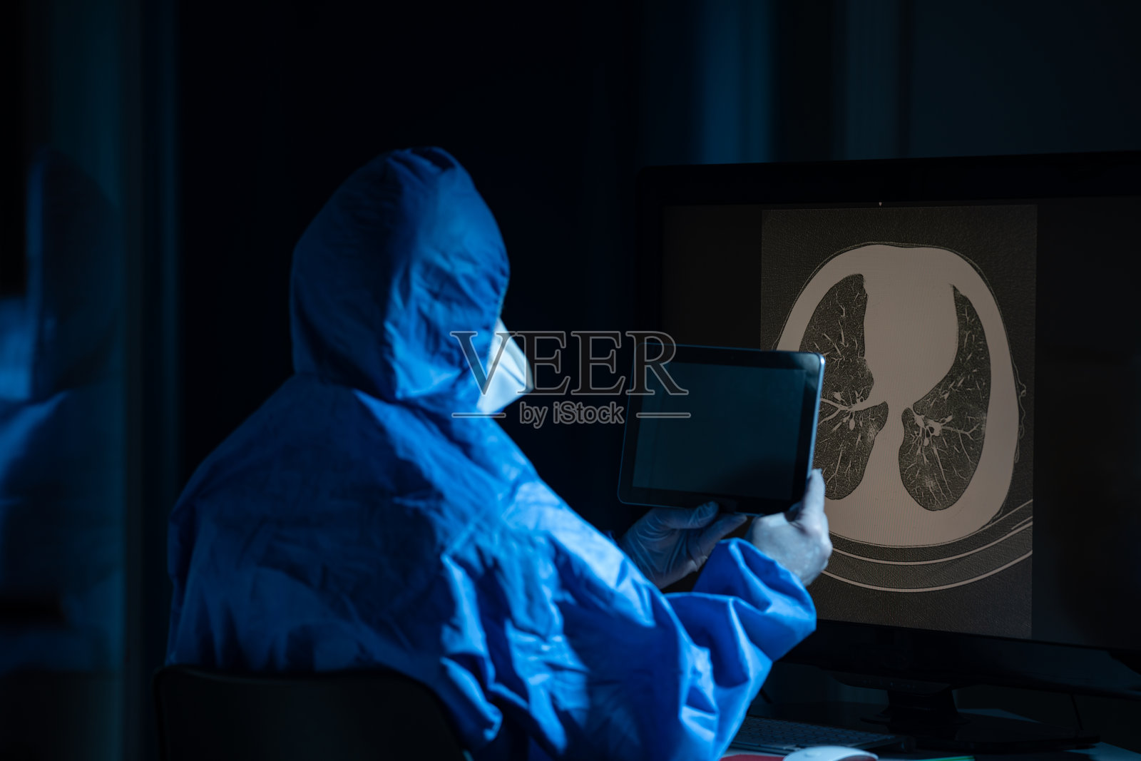 放射科医生在放射科诊所检查患者的胸部CT图像照片摄影图片