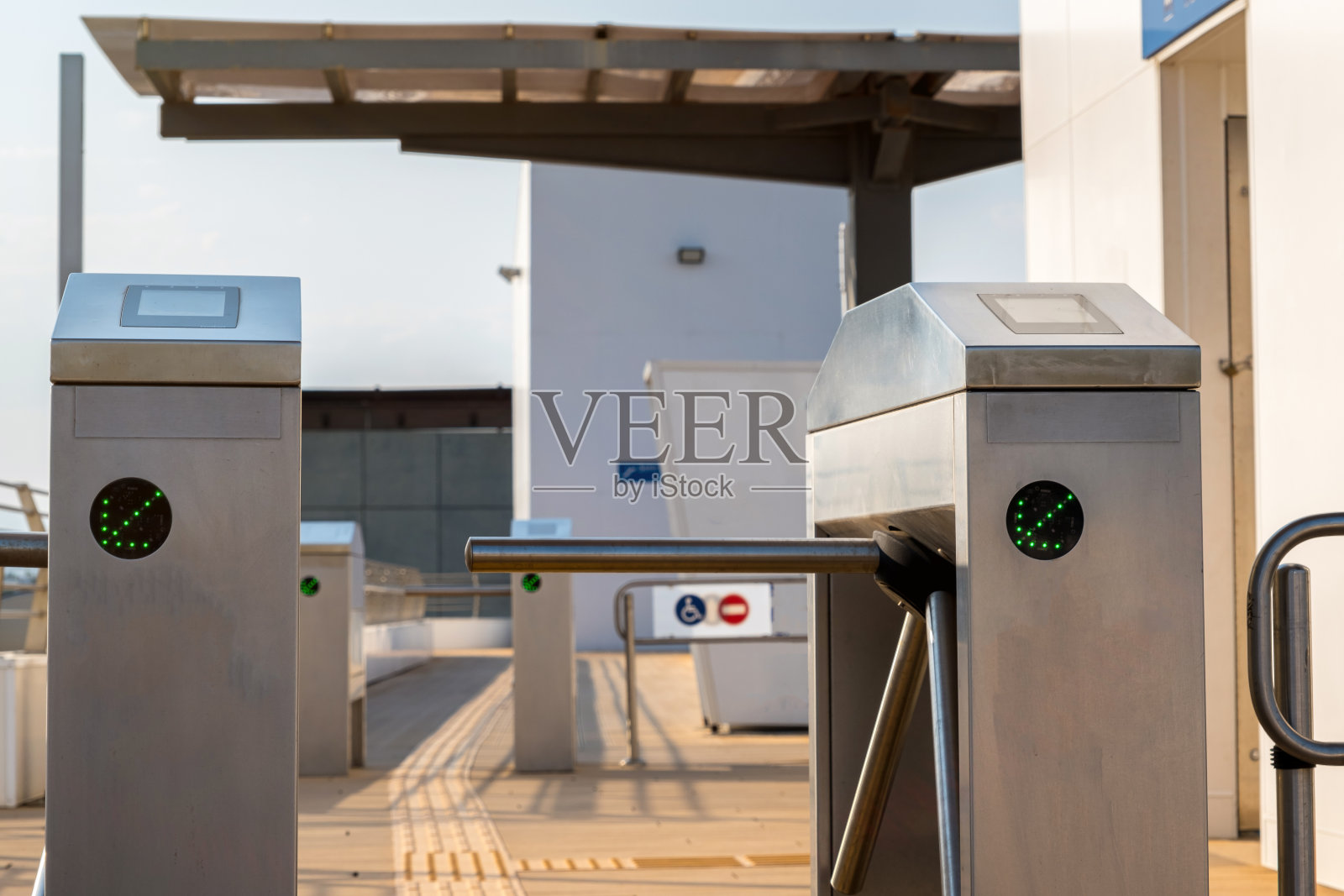 通往有轨电车、地铁等交通场所的入口转门照片摄影图片