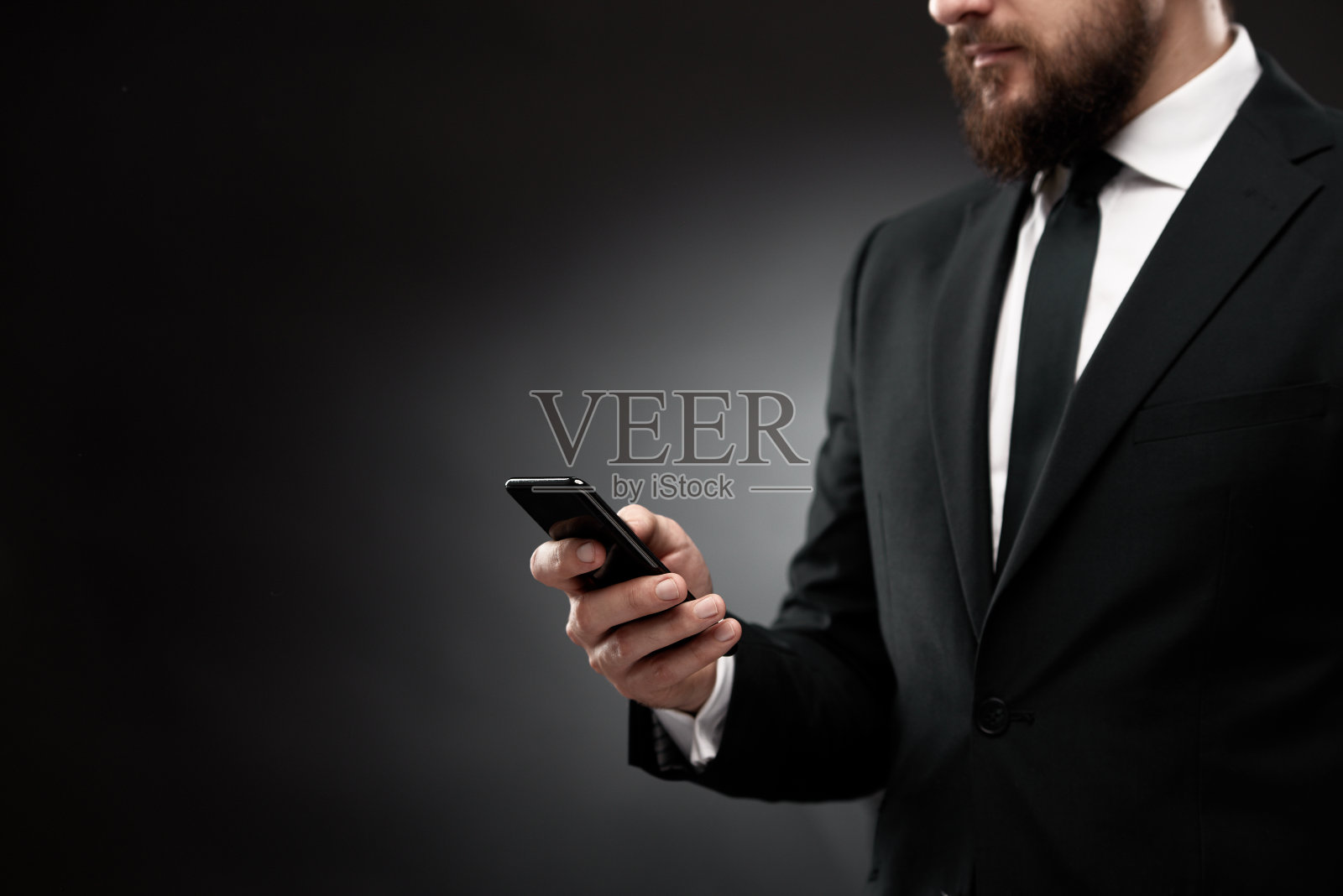 男人的手使用智能手机屏幕照片摄影图片