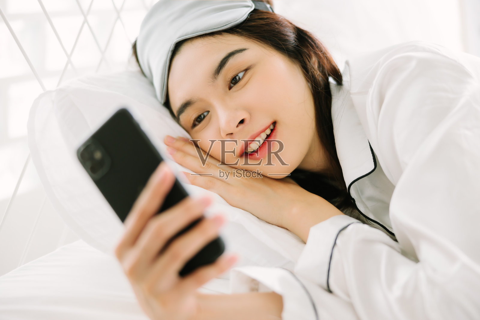 女孩在家活动。照片摄影图片