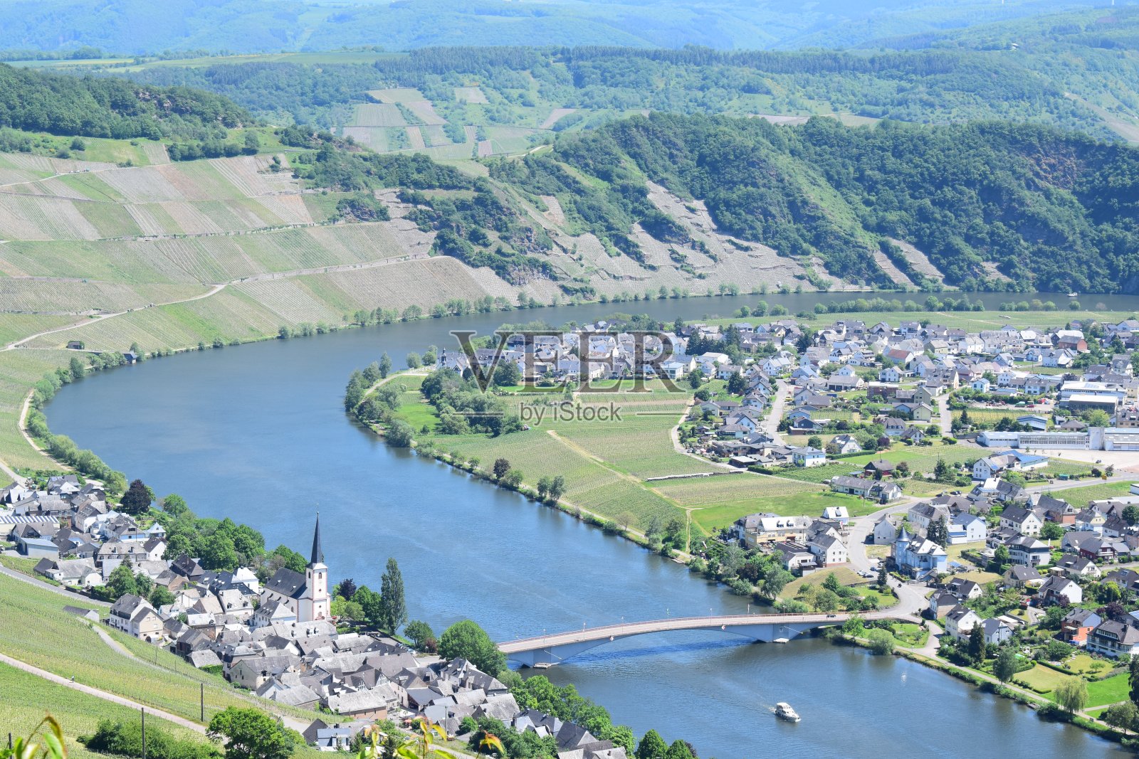 俯瞰Mosel山谷的Piesport村照片摄影图片