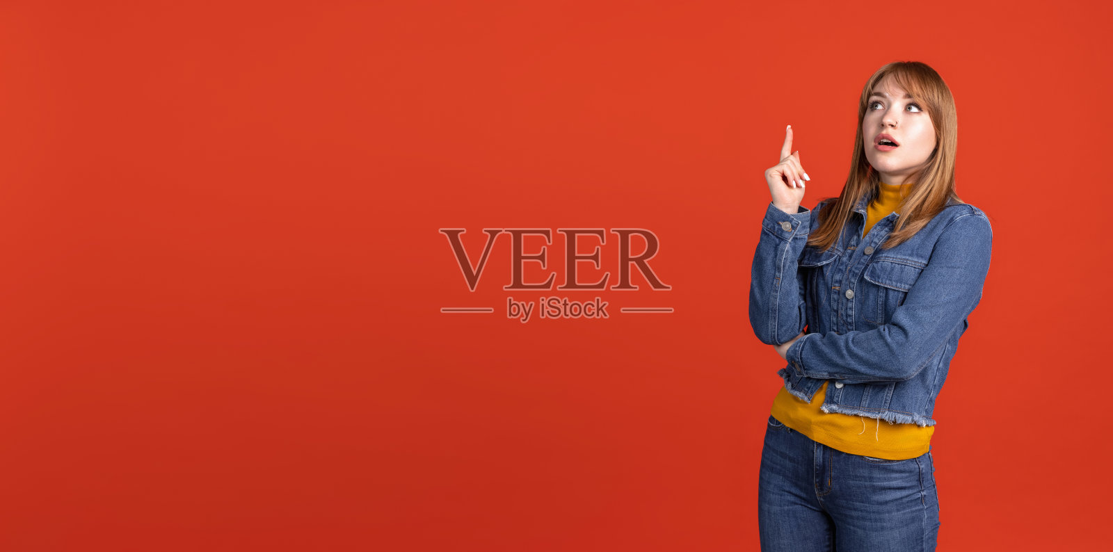 传单与年轻美丽的女孩孤立在红色工作室背景。人类情感概念,面部表情,青春,销售,广告。照片摄影图片