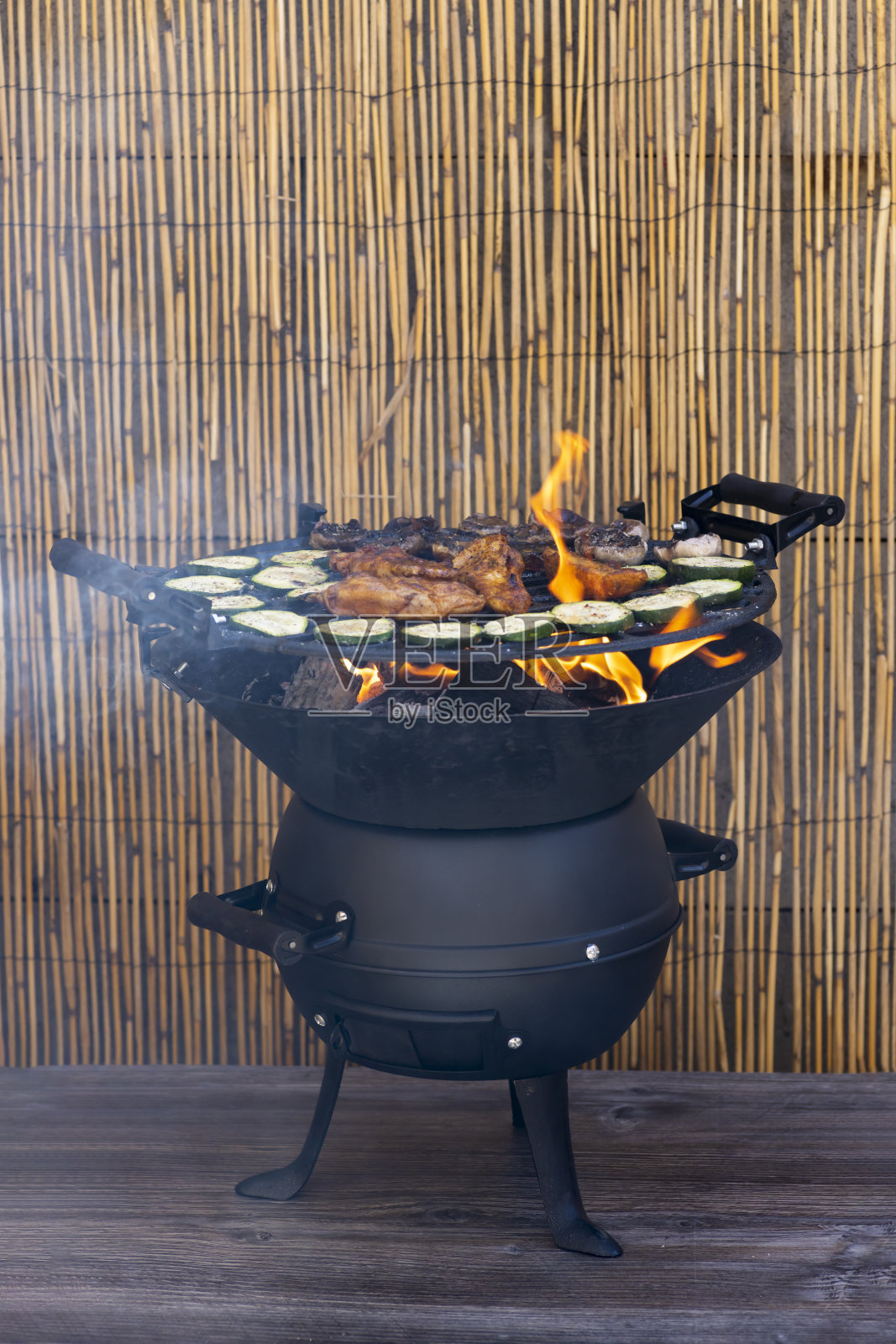 烤架上的腌土豆鸡照片摄影图片