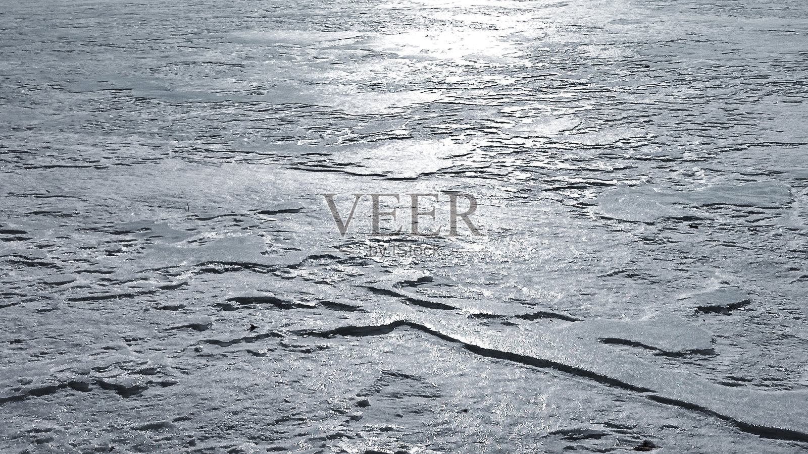 阳光在融化冻结的冰壳上的反射照片摄影图片