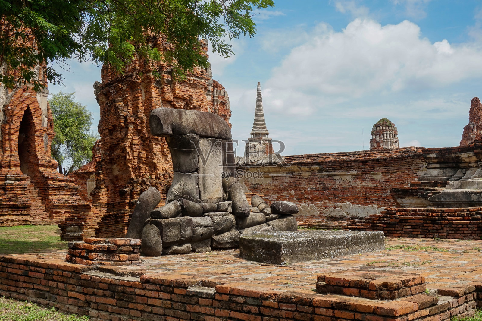 受损的佛照片摄影图片