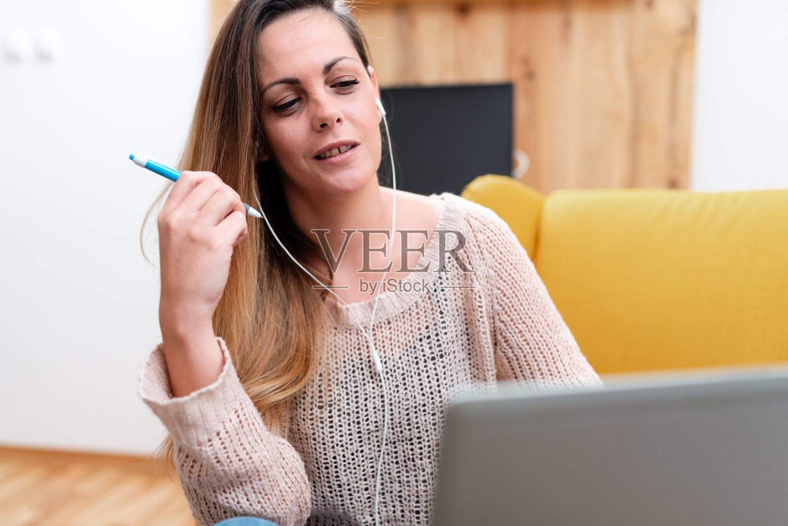 浏览聊天社交媒体,搜索观看视频,授课,虚拟课堂,远程办公,电脑网络演示照片摄影图片