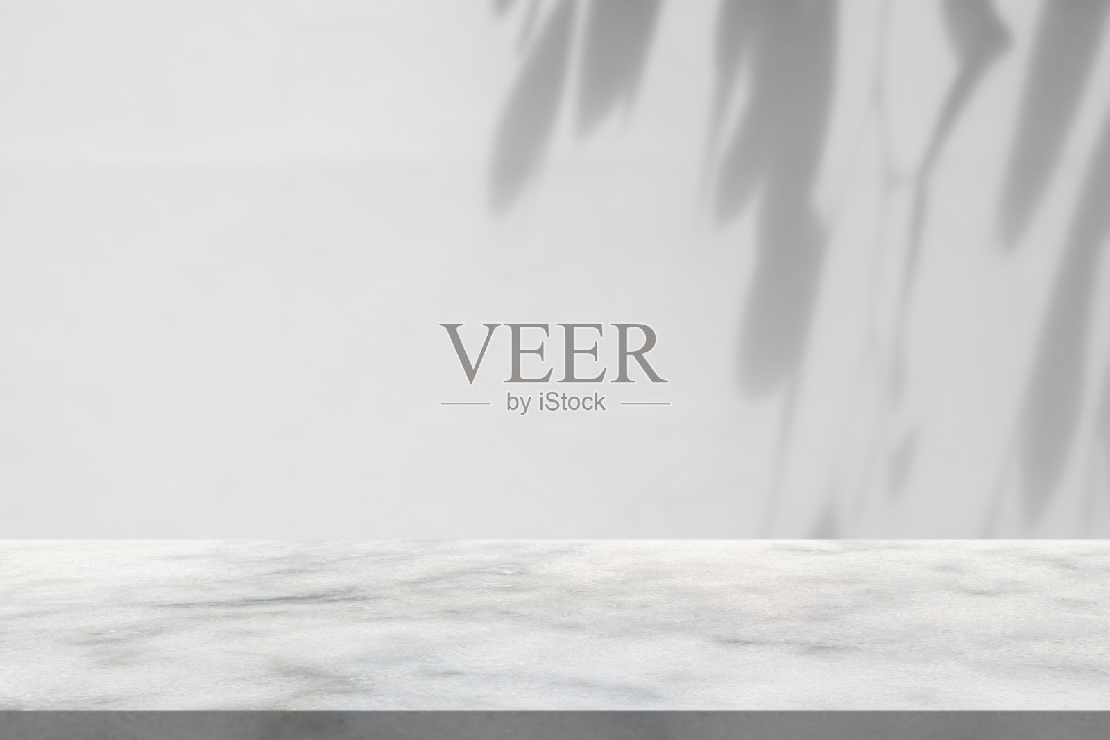 大理石桌子与树阴影落在白色的墙壁背景为实物产品展示照片摄影图片