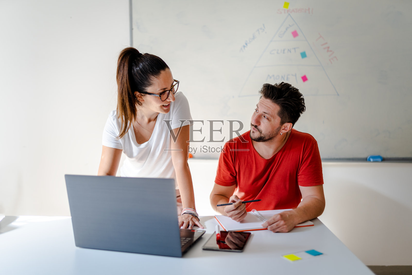 商务人员讨论关于公司财务的想法照片摄影图片