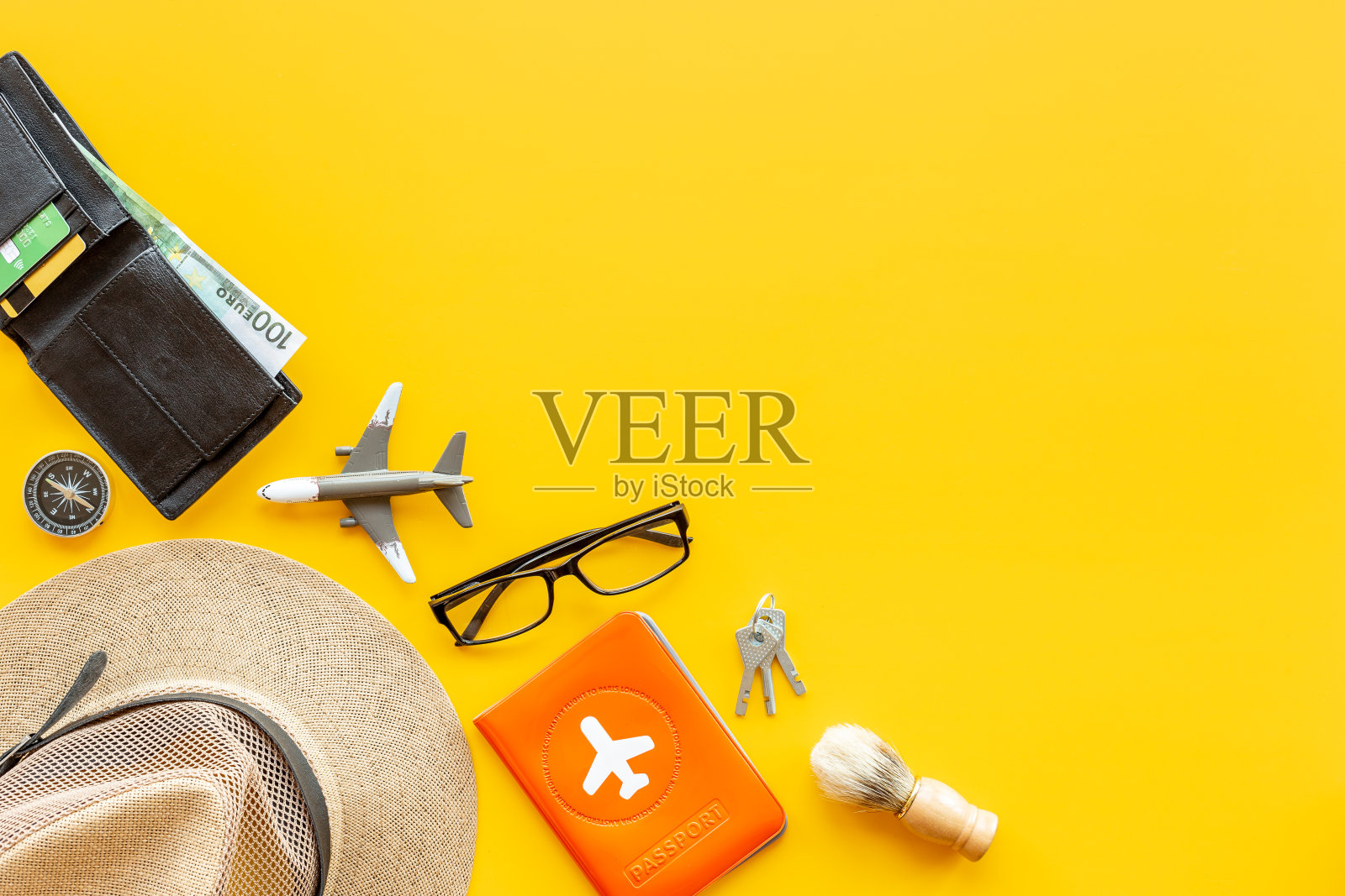 男性旅行服装和配件的假期。布局俯视图照片摄影图片