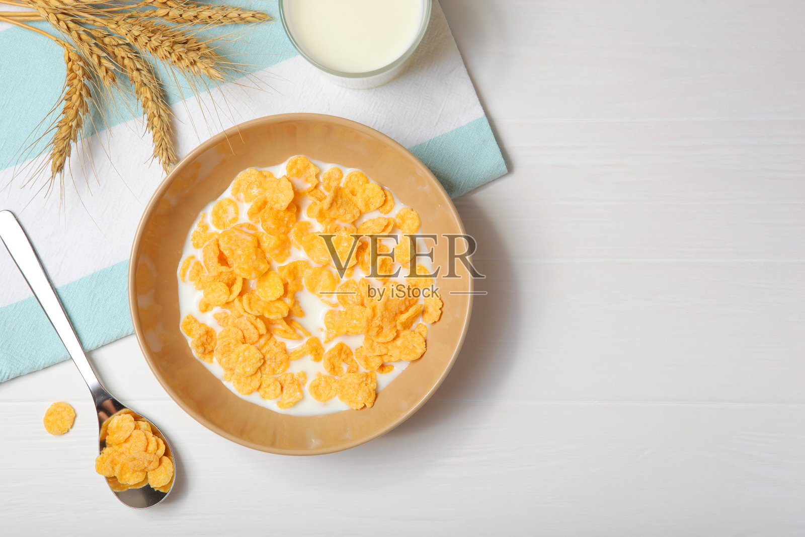 餐桌上的牛奶脆玉米片。照片摄影图片