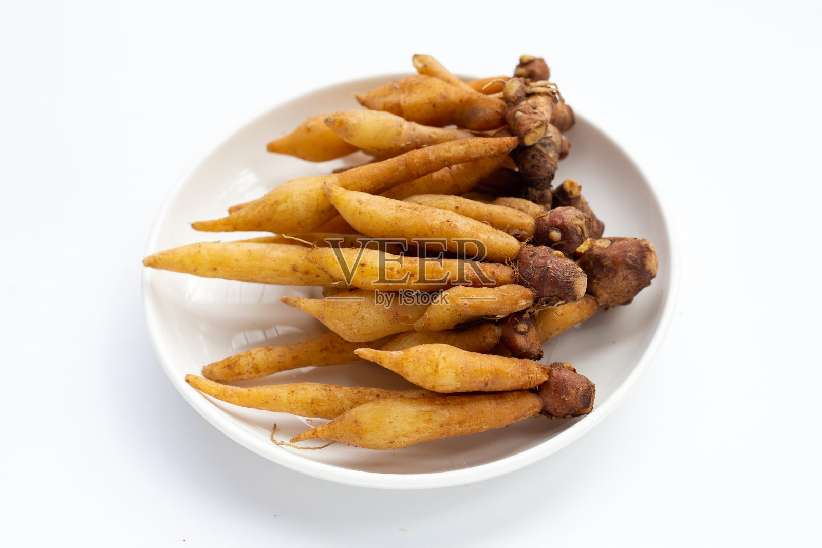 指根在白色的盘子上白色的背景。照片摄影图片