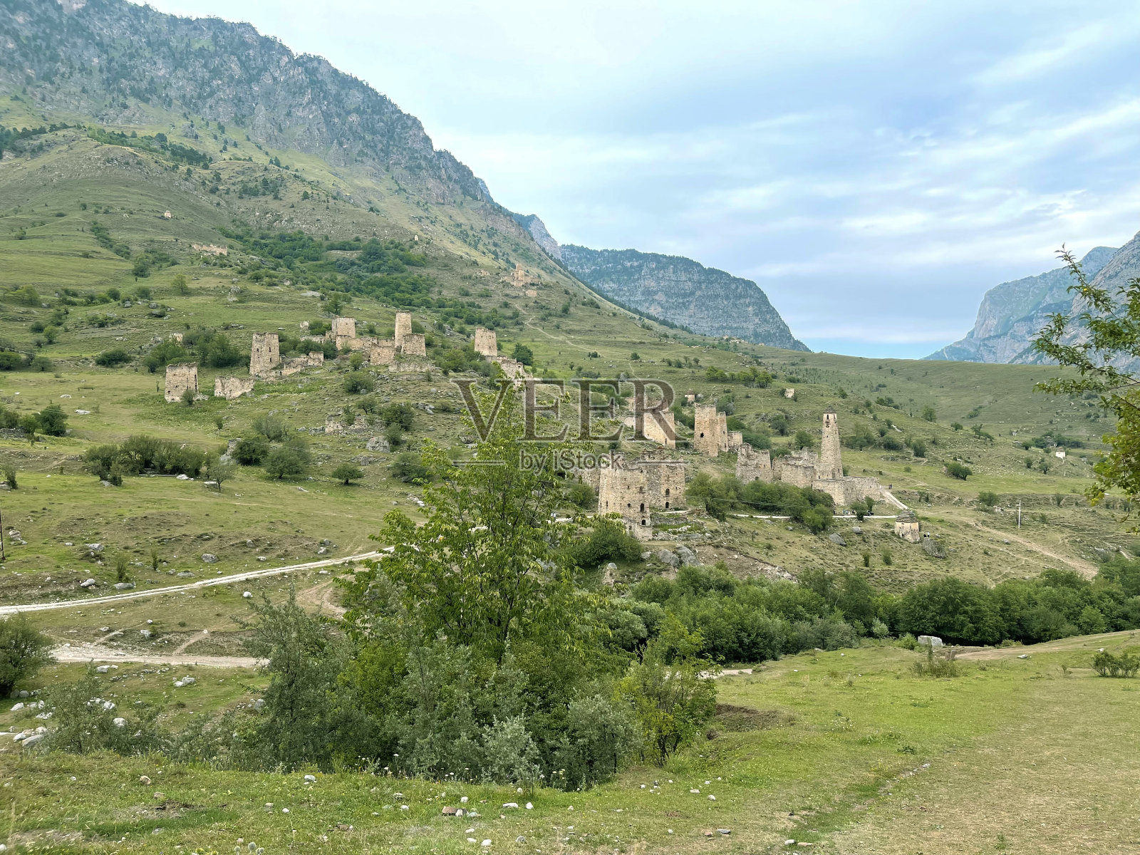 位于俄罗斯高加索印古什山谷的古城废墟照片摄影图片