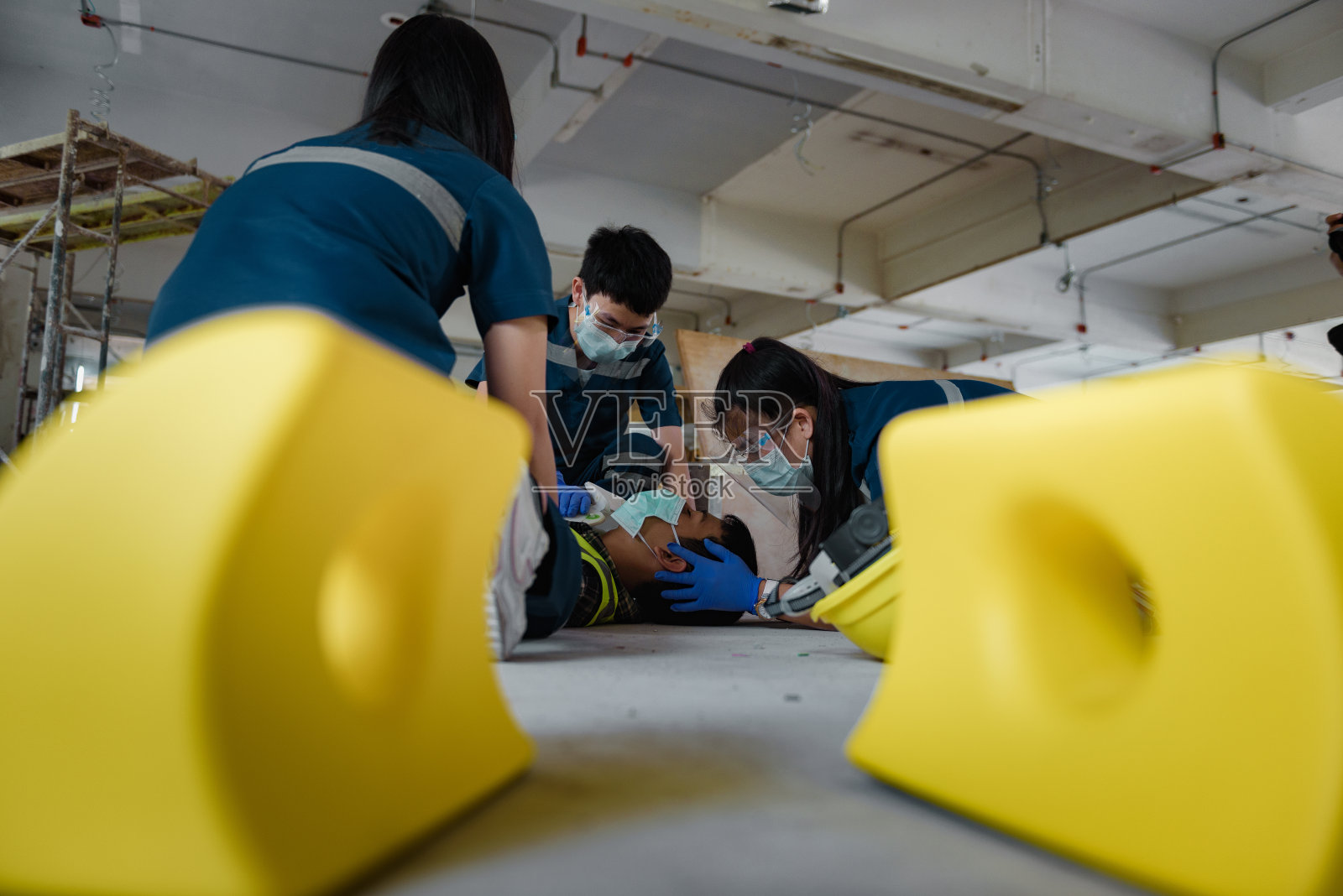 工伤事故中头部受伤,四肢失去感觉或正常运动及功能的急救,转移病人的急救培训。照片摄影图片