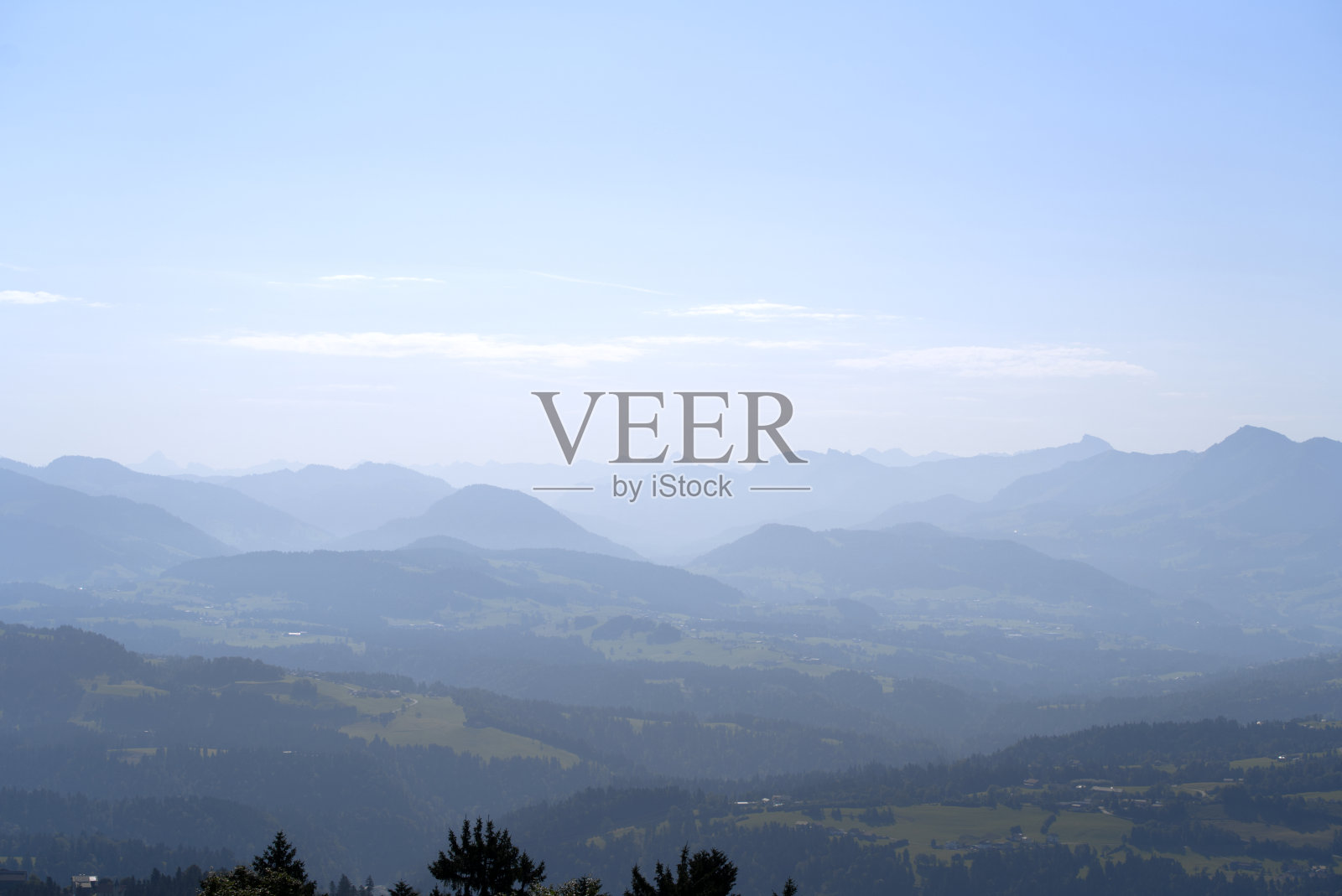 一个阳光明媚的夏日,从当地的山脉Pfänder看到美丽的广角风景山景。照片摄影图片