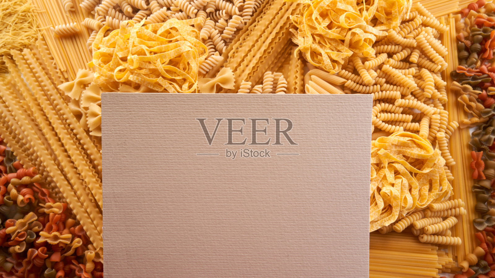 各种面食墙纸。把通心粉,意大利面和空白的文本混合在一起照片摄影图片