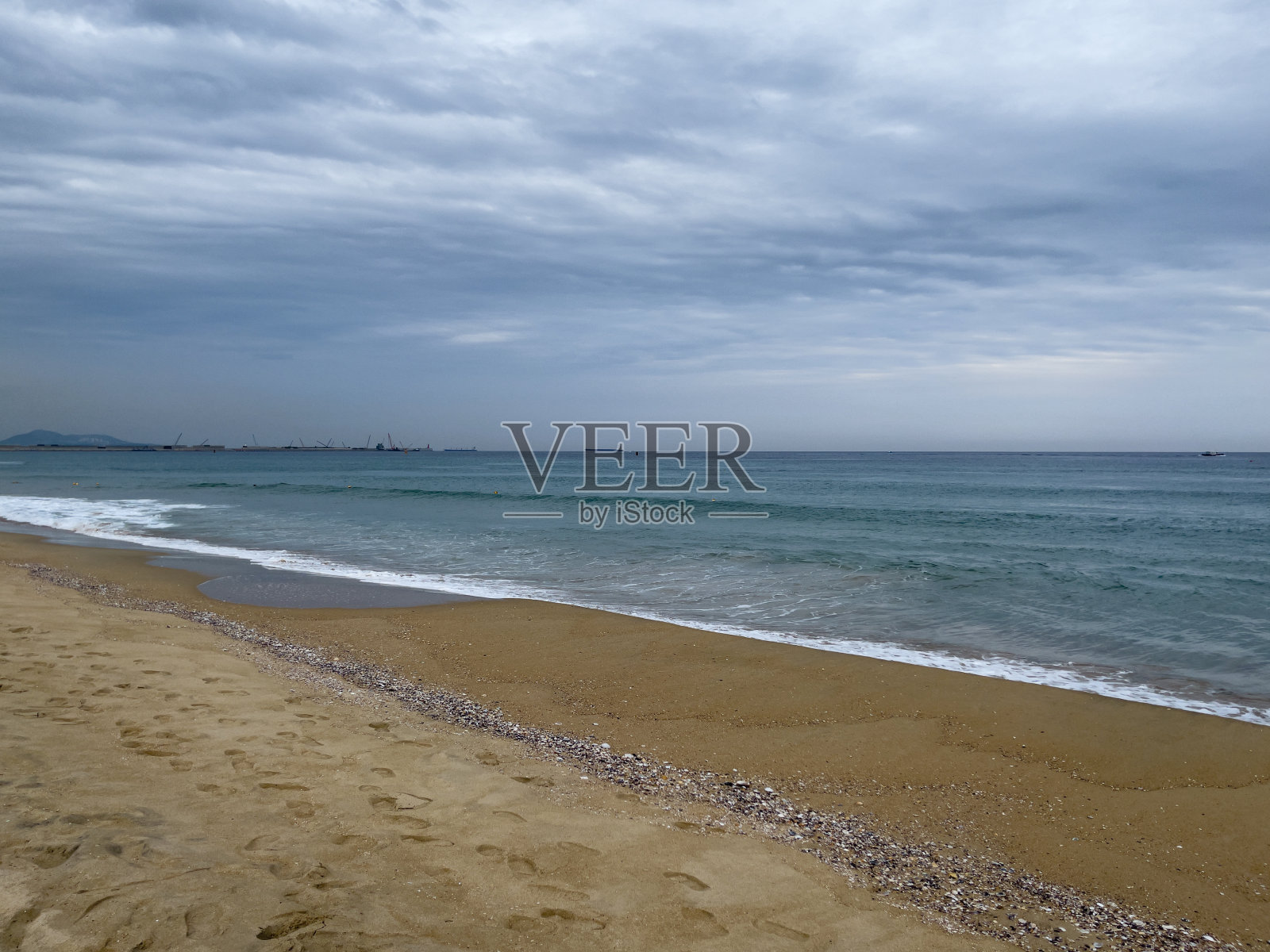 海滩和多云的天空照片摄影图片