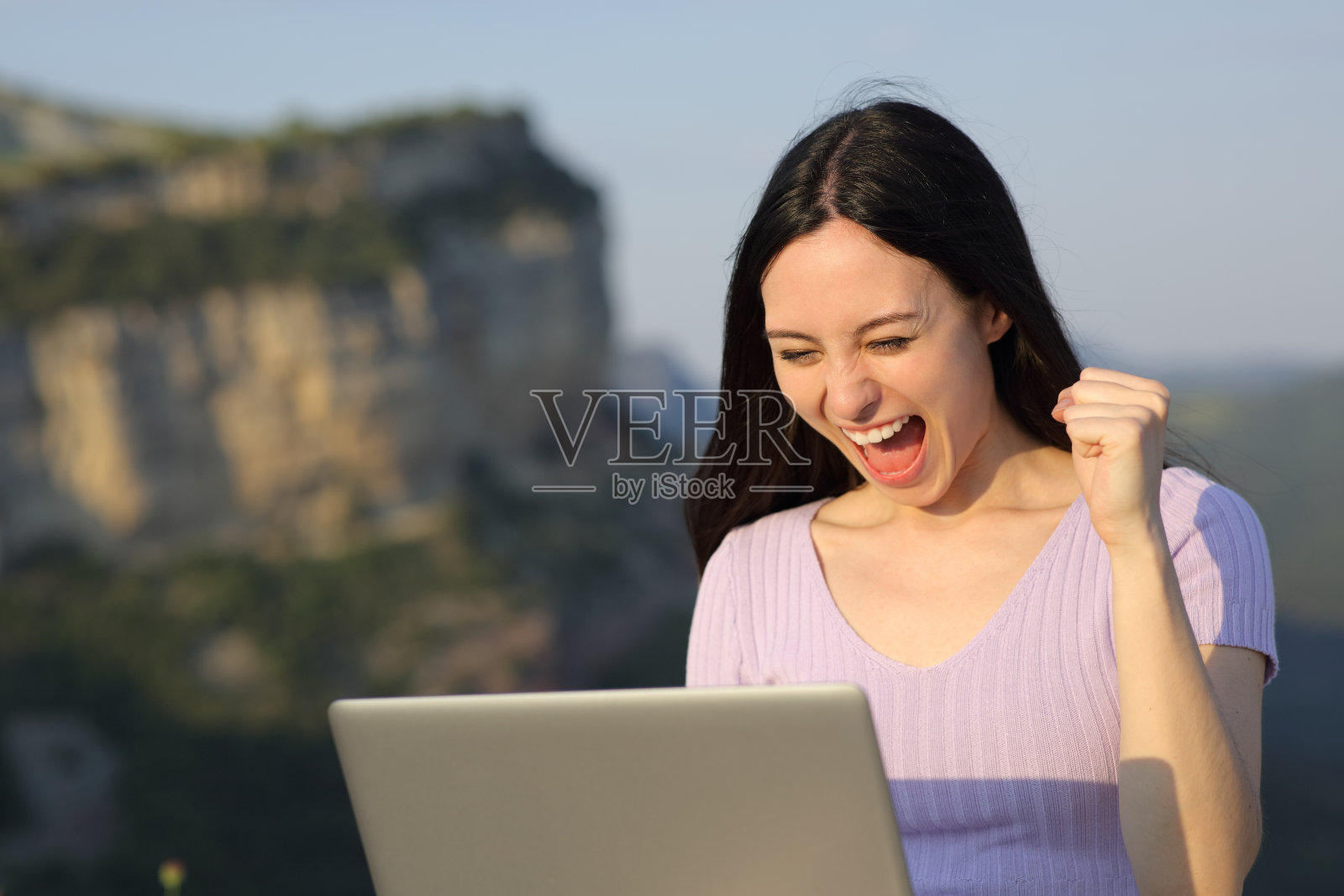 兴奋的亚洲女人庆祝检查笔记本电脑照片摄影图片