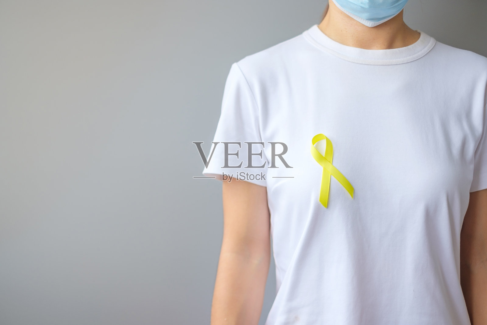 黄丝带,用于支持人们的生活和疾病。九月预防自杀日,儿童,肉瘤和骨癌宣传月概念照片摄影图片