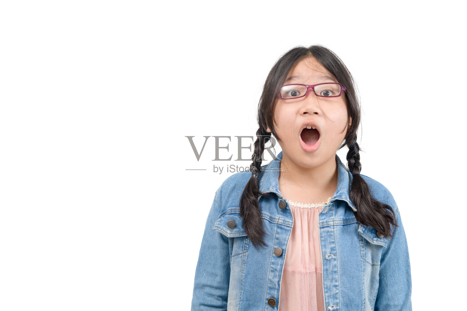 惊讶可爱的亚洲小女孩的肖像孤立地站在白色的背景上。照片摄影图片