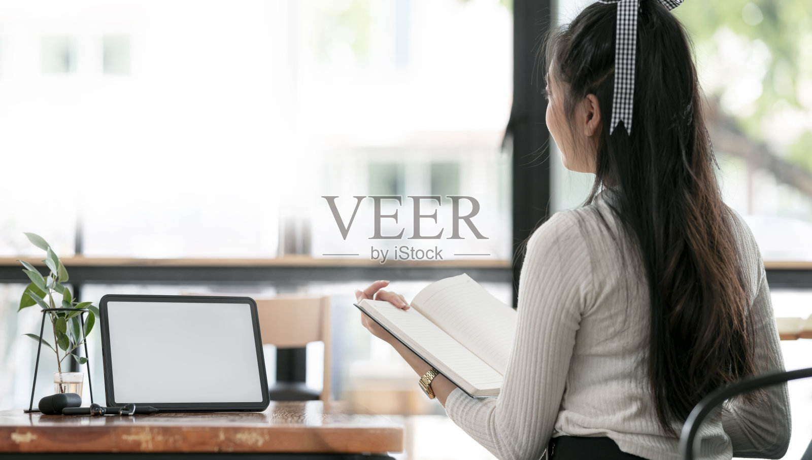 一名年轻女子在工作期间在咖啡馆休息。照片摄影图片