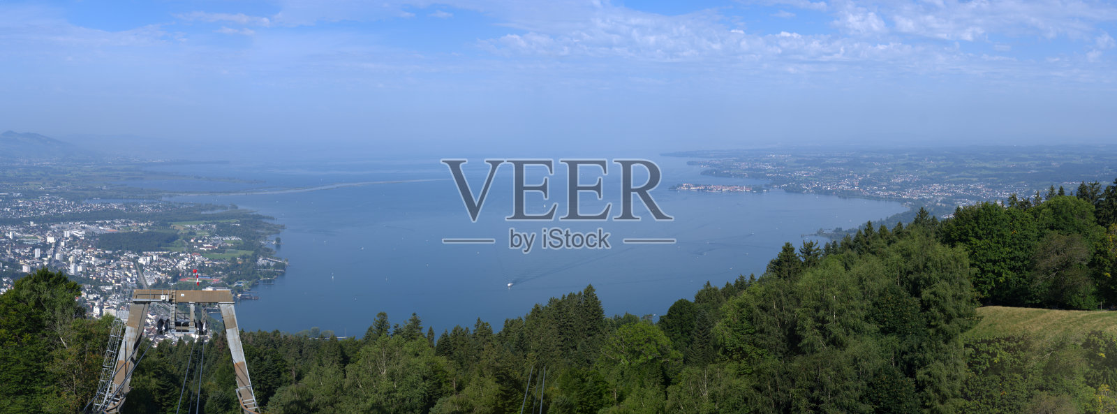 一个阳光明媚的夏日,从当地的山脉Pfänder看到美丽的广角风景山景。照片摄影图片