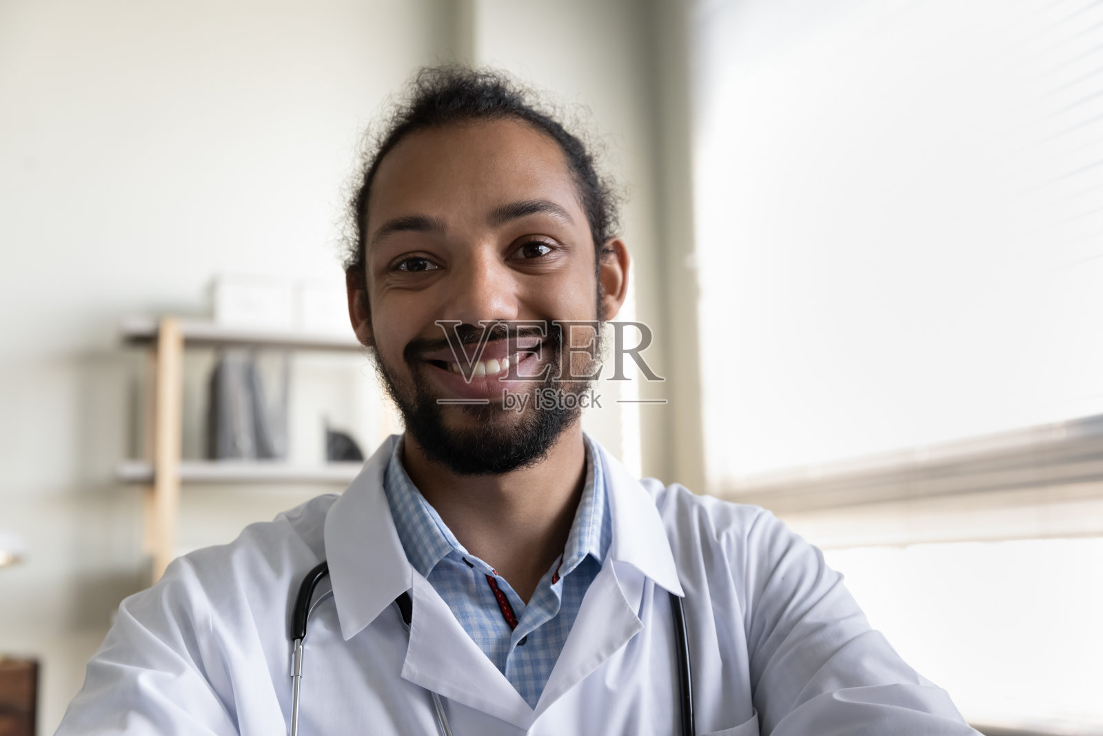 微笑友好的年轻非洲裔美国医生举行视频电话会议。照片摄影图片