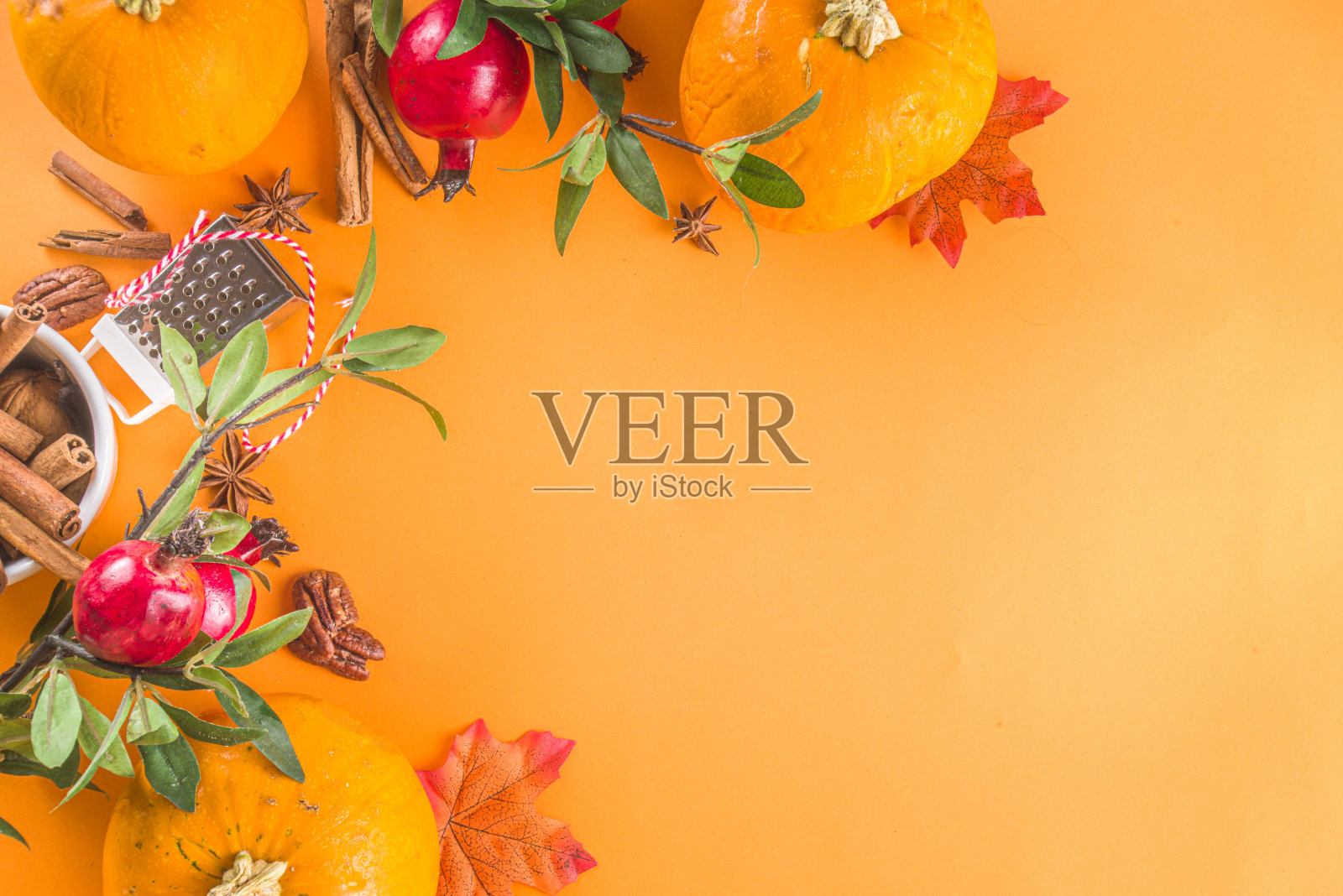 南瓜和香料组成的秋季构图照片摄影图片