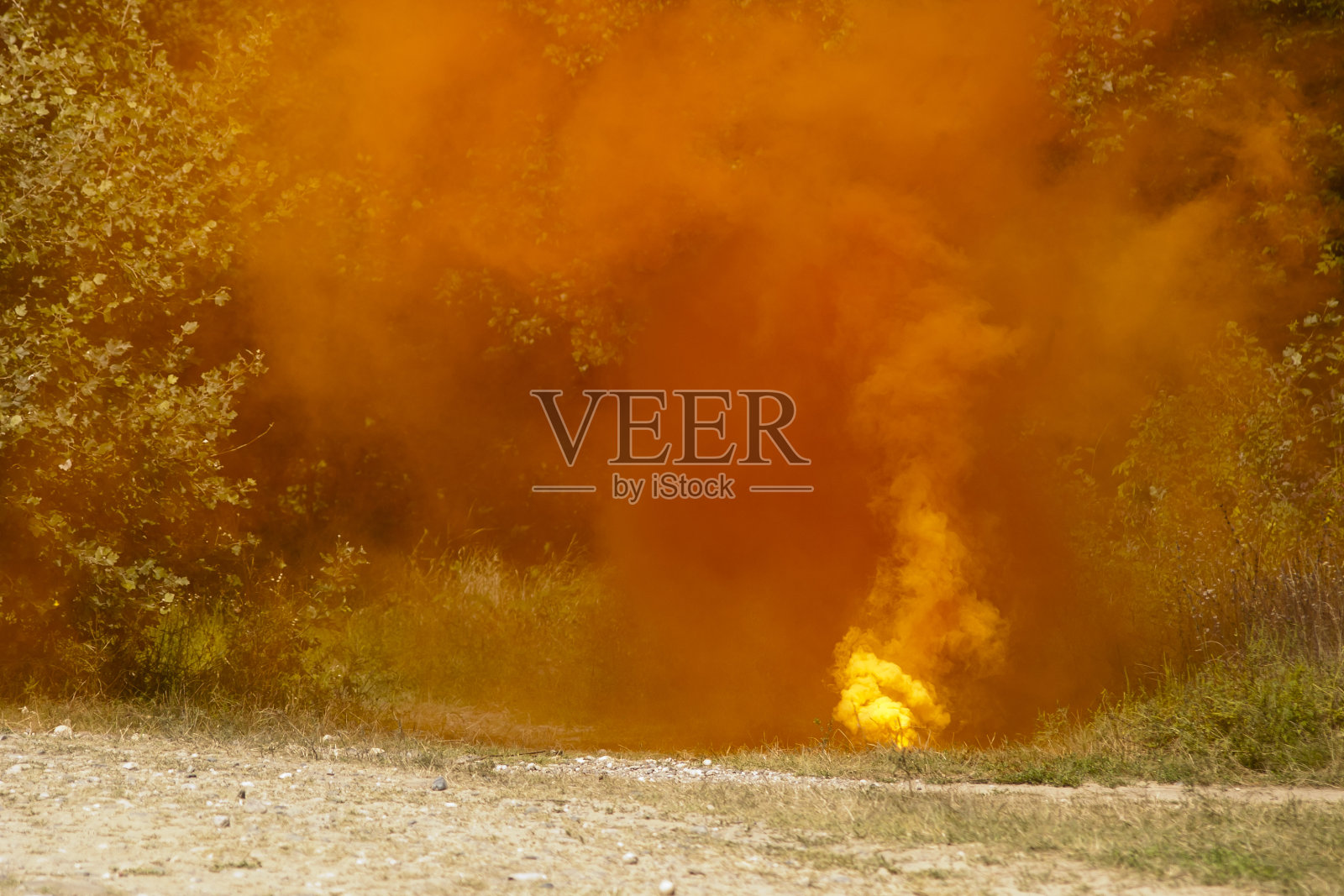 烟雾信号炸弹照片摄影图片