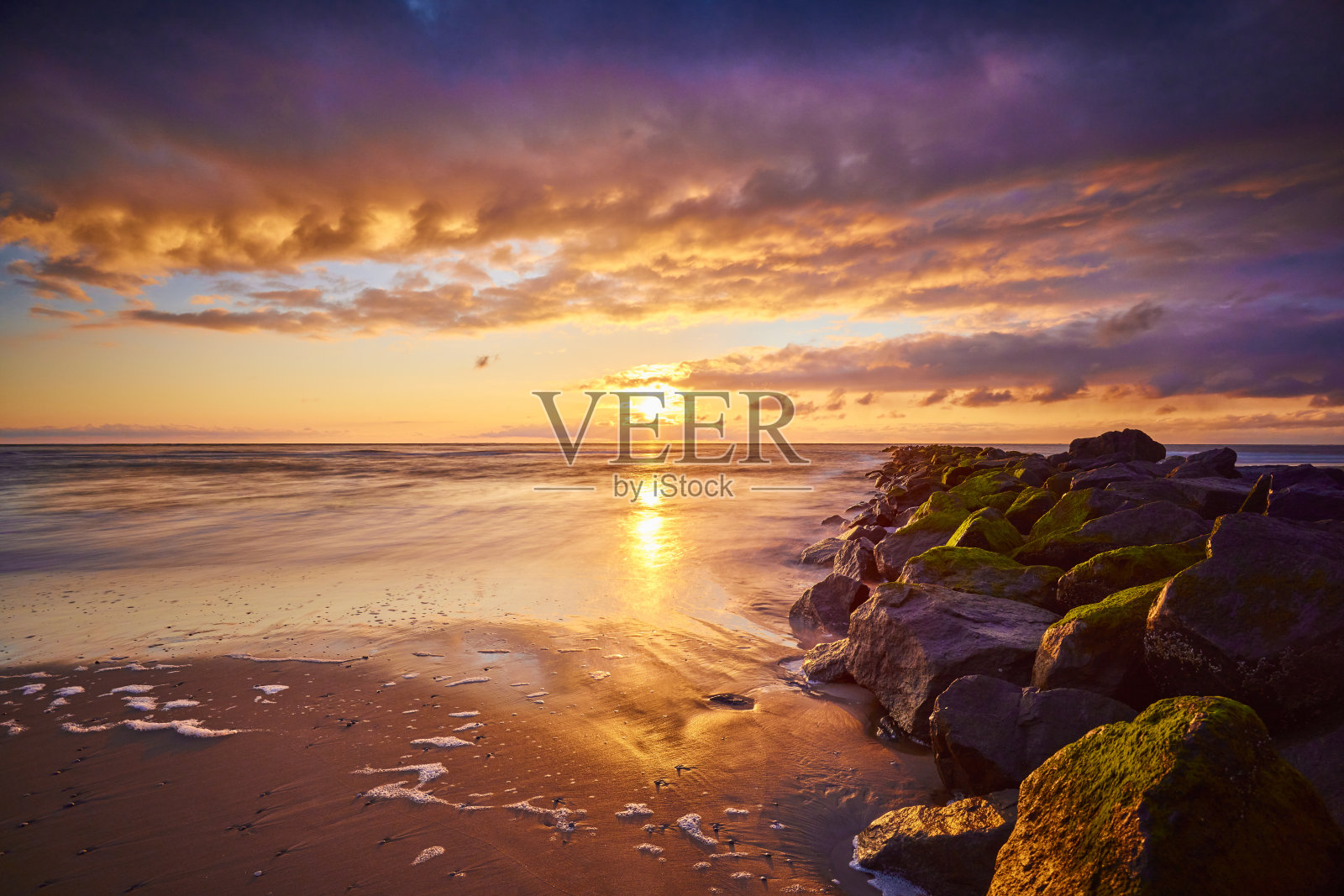 海滩上的日落照片摄影图片