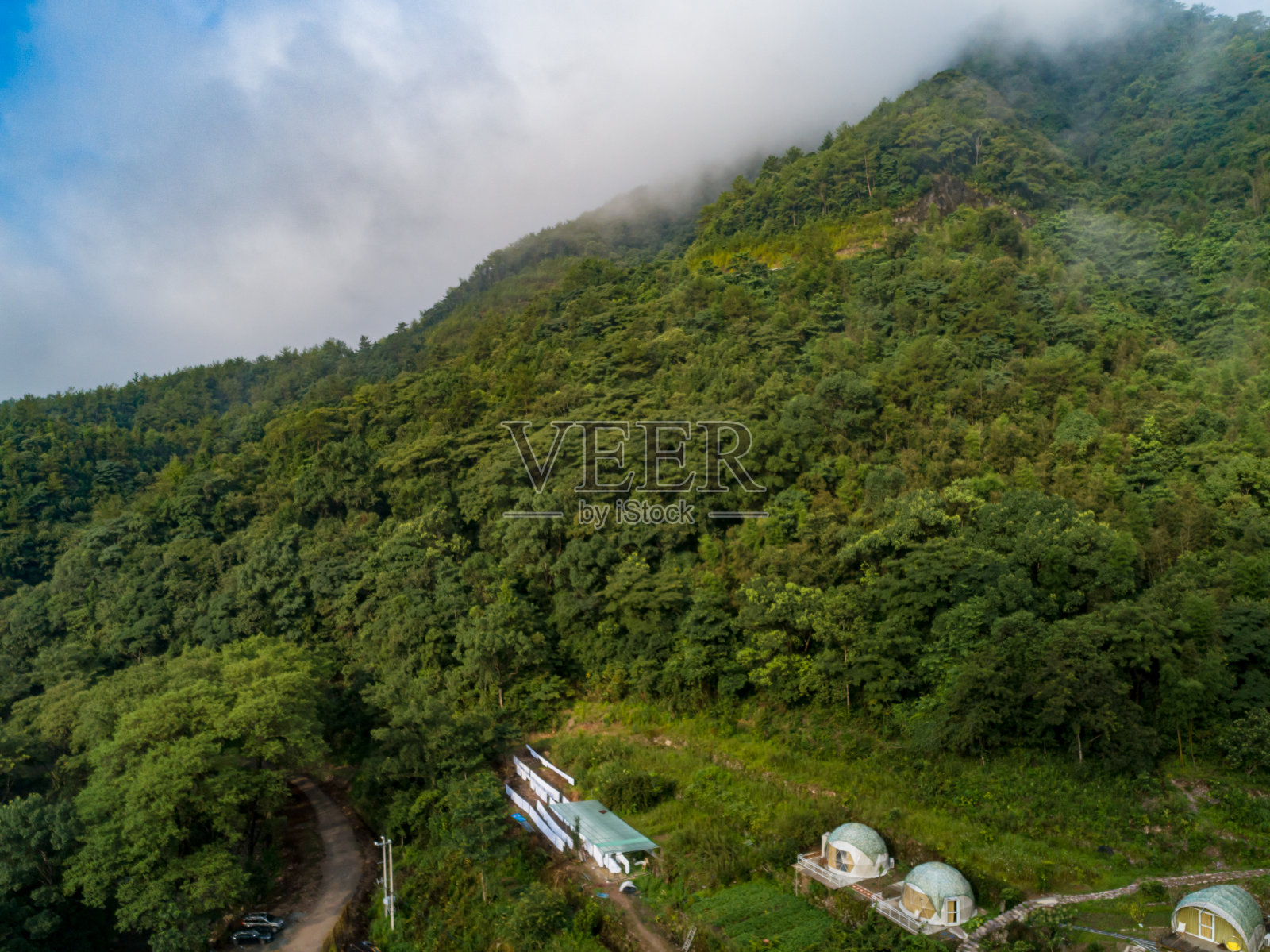 云中美丽的山脉照片摄影图片