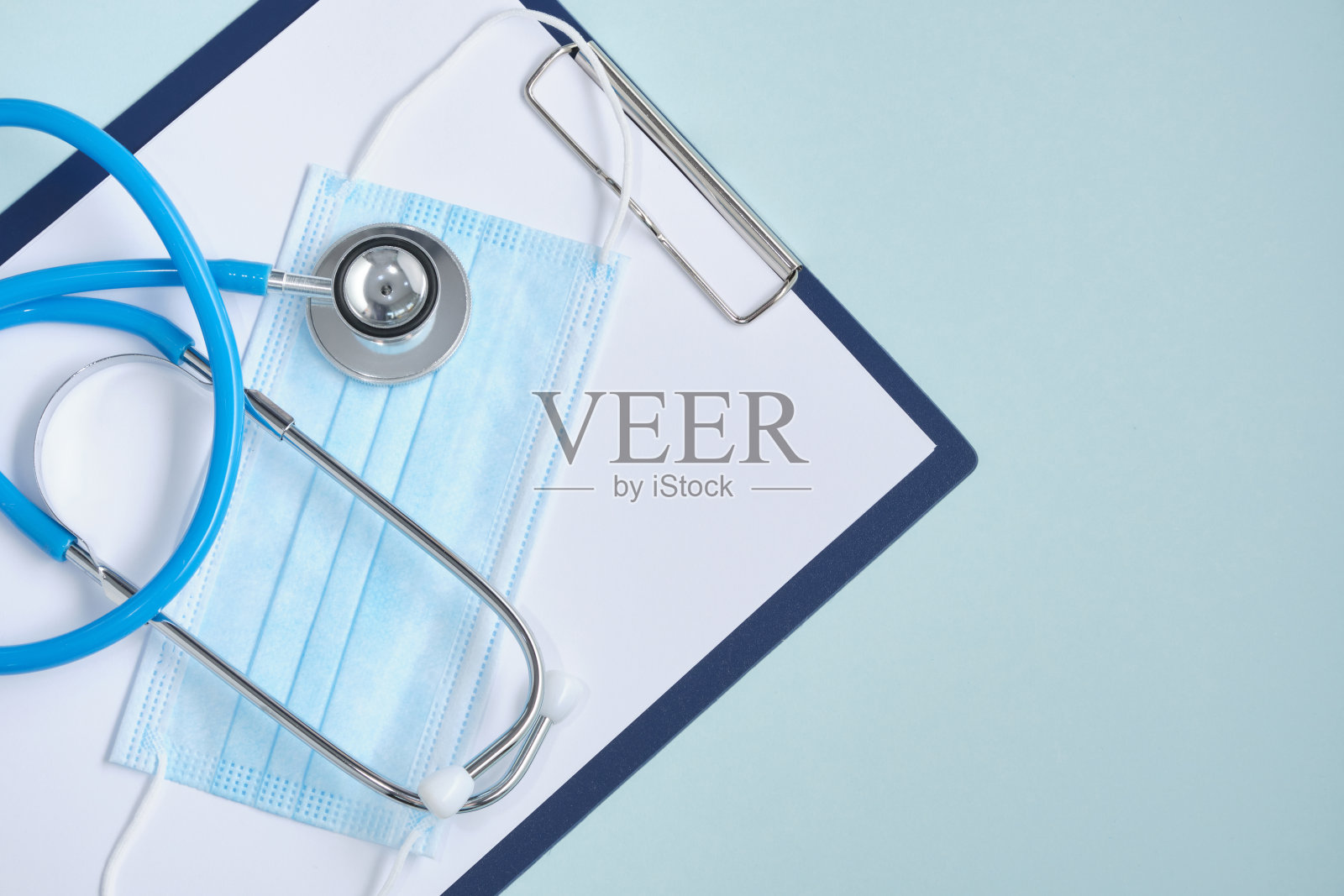 医用口罩,注射器,听诊器,蓝色背景便条纸照片摄影图片