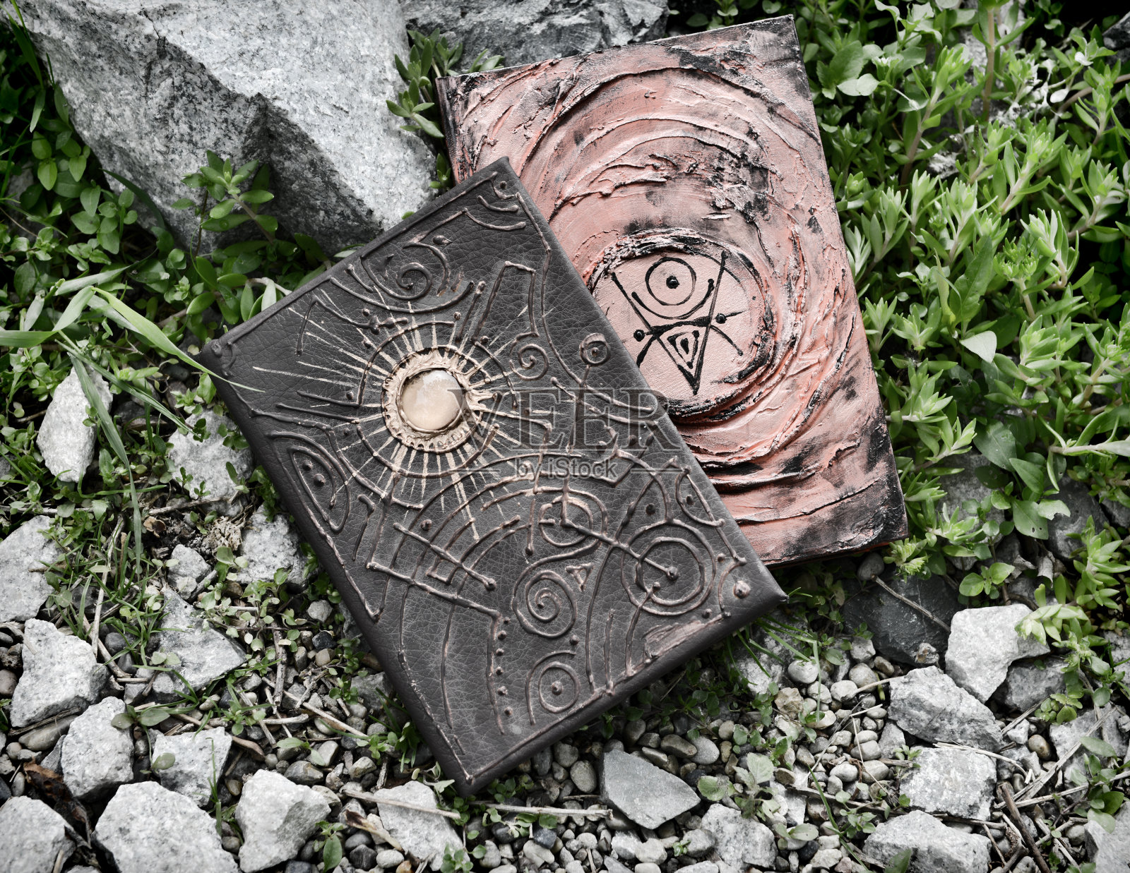 垃圾静物和两本装饰着魔法咒语的女巫书。照片摄影图片