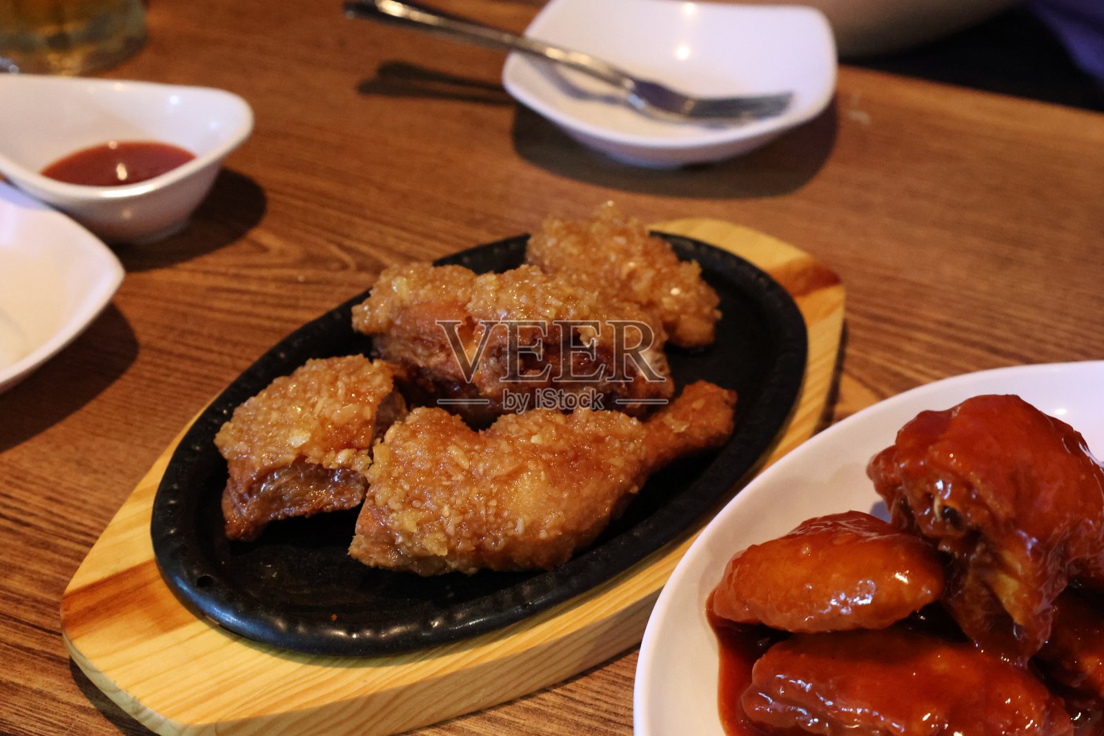 韩国大蒜炸鸡照片摄影图片