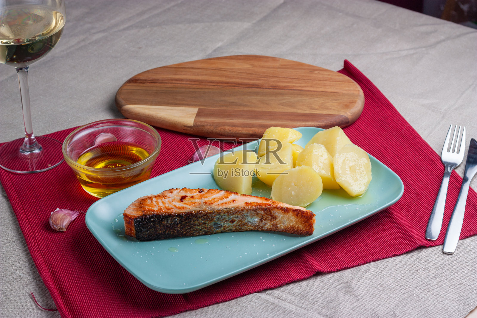 三文鱼配土豆和酒。照片摄影图片