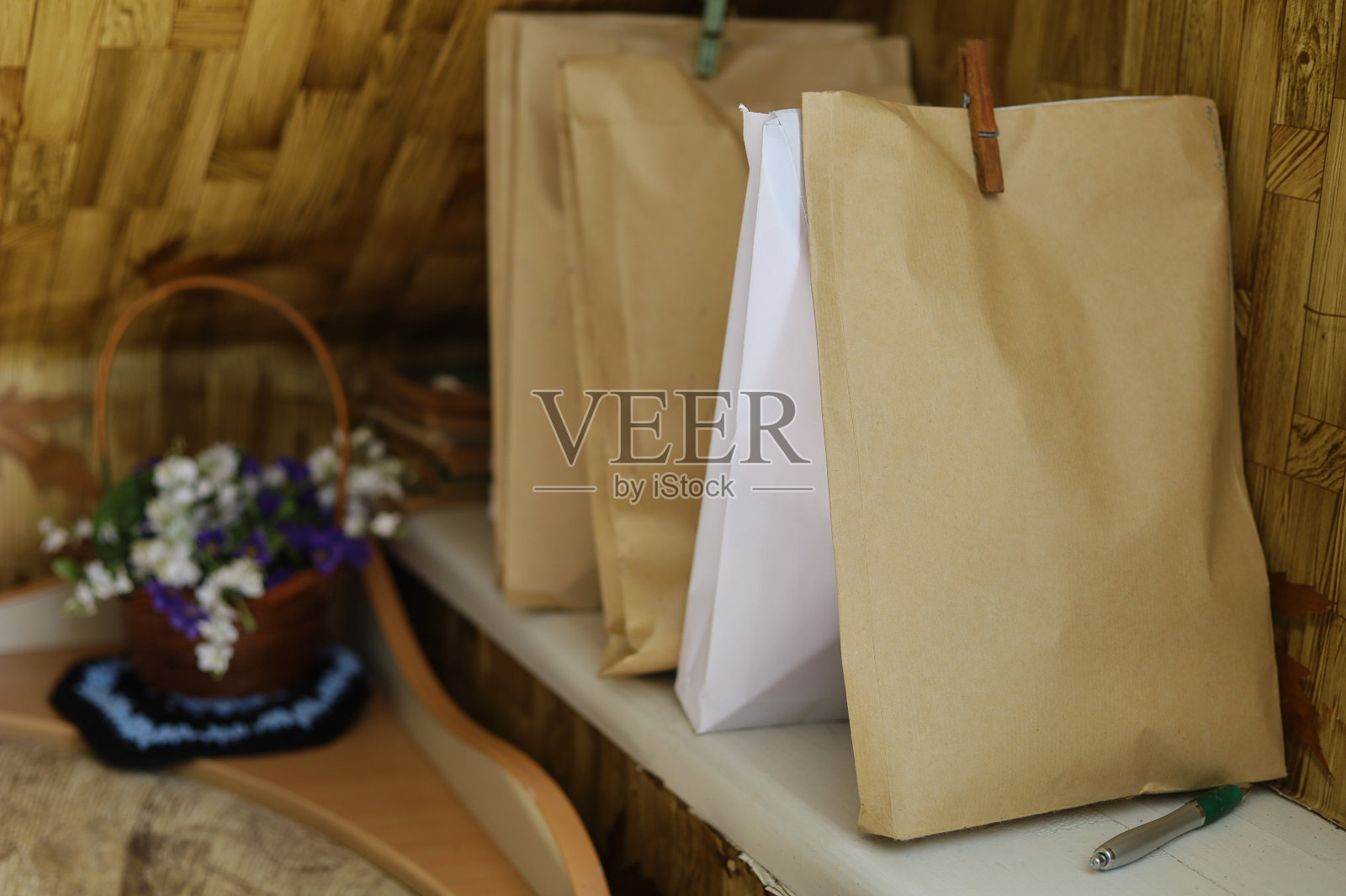 用于在乡村房子的阁楼上用纸袋收集草药的空白。背景模糊的选择性聚焦照片摄影图片
