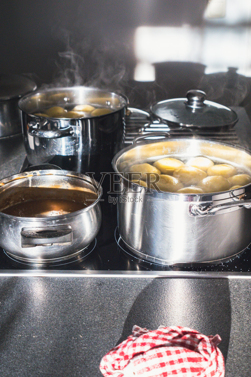 炉子上的锅照片摄影图片